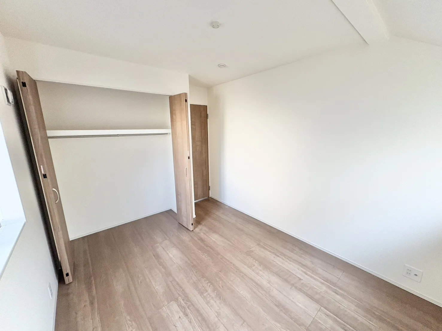 ☆1号棟　東側5畳洋室☆