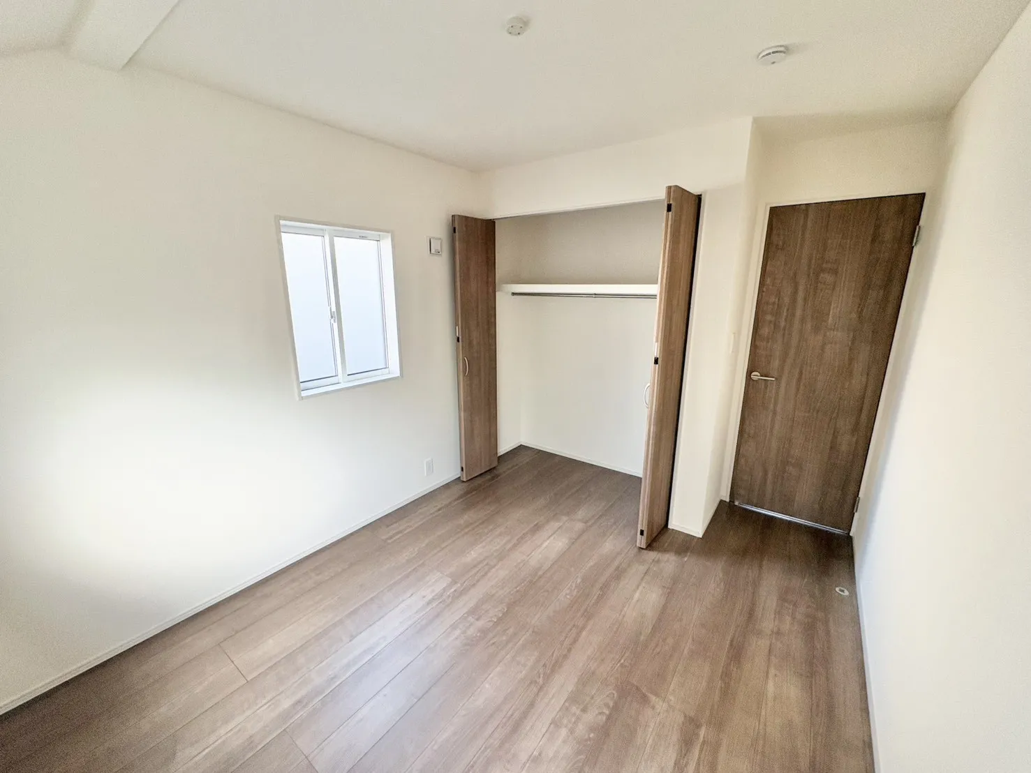 ☆1号棟　東側5畳洋室☆