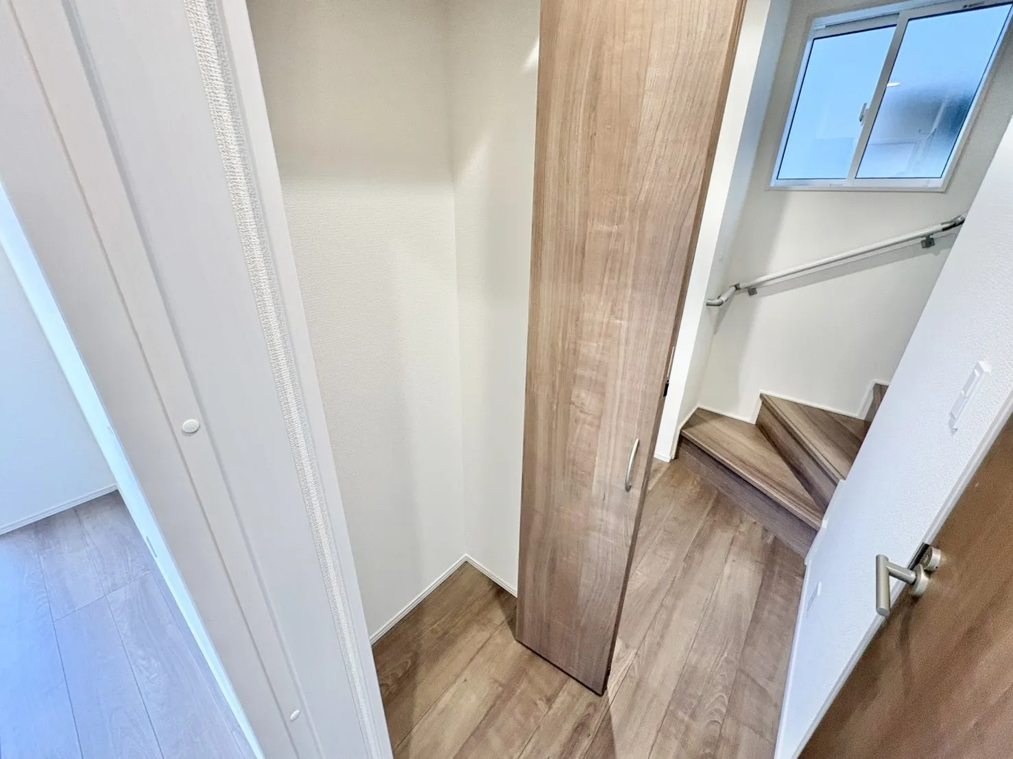 ☆1号棟　1階廊下収納☆