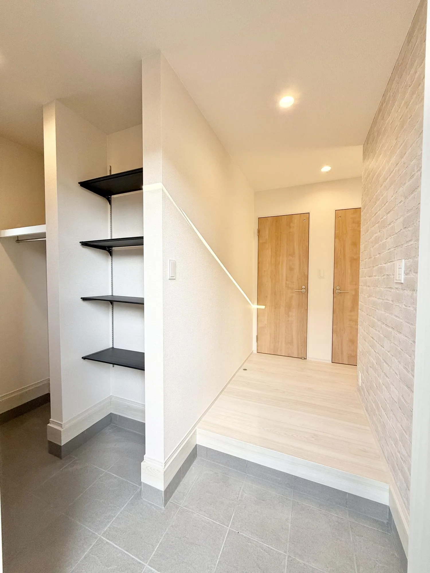 【玄関 | 1号棟】