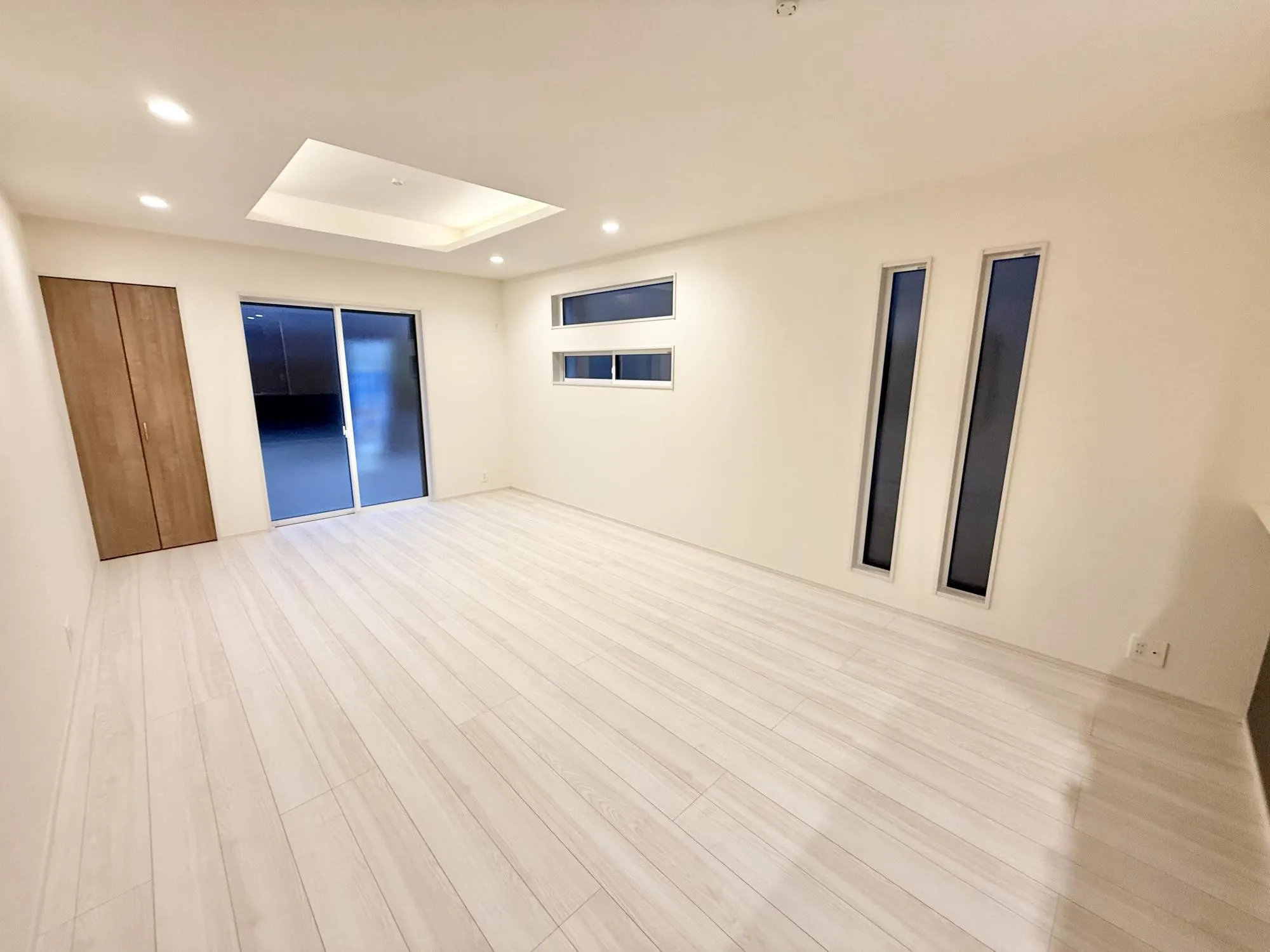 天井の中央部分を周囲より一段高くとった折上天井です。開放感があり、部屋が広く感じます! 