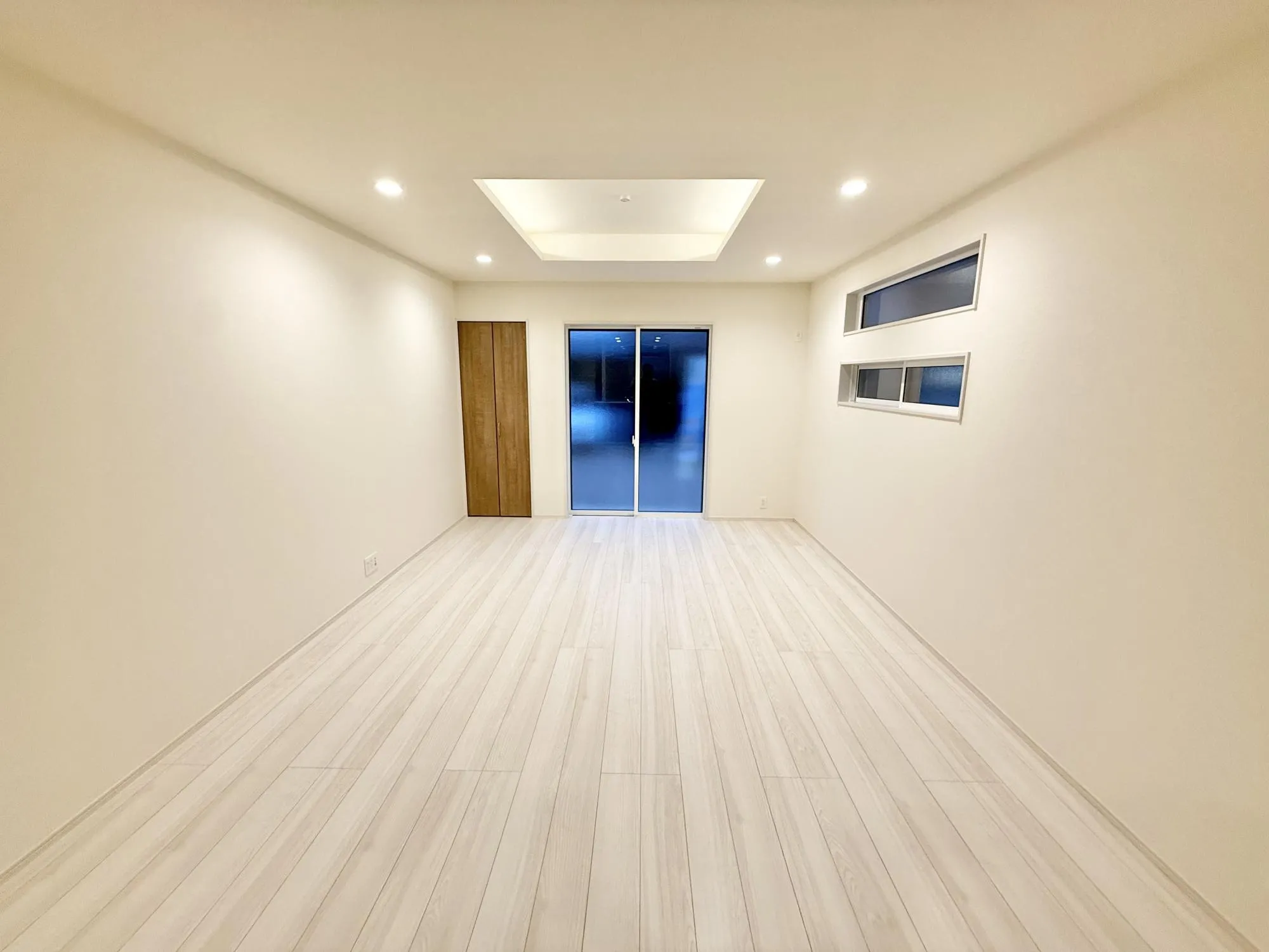 天井の中央部分を周囲より一段高くとった折上天井です。開放感があり、部屋が広く感じます! 