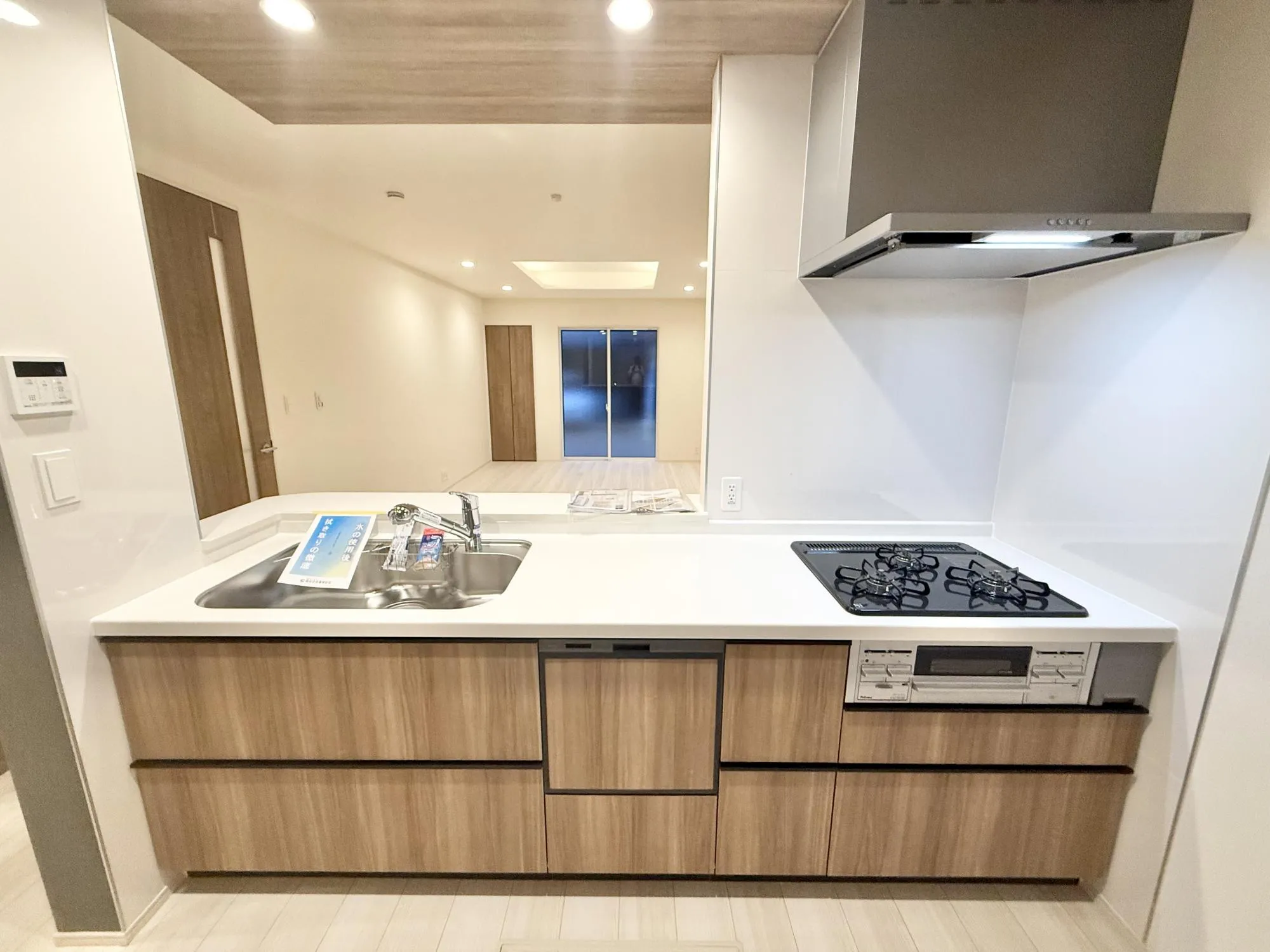 浄水器付きでいつでもおいしい水を手軽に使えます。3口コンロでお料理の効率もアップするのではないでしょうか?