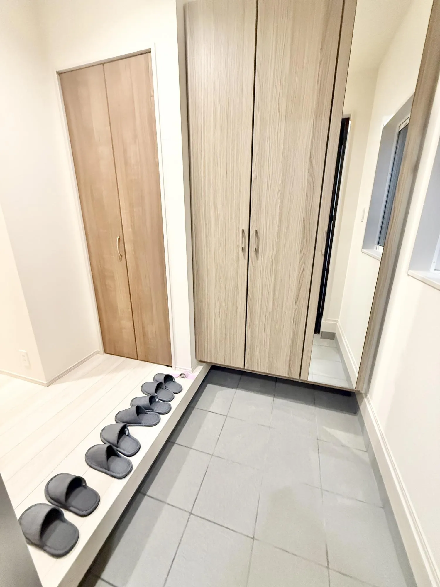 玄関の下駄箱には大きな鏡があります。お出かけ前のチェックに役立ちます。