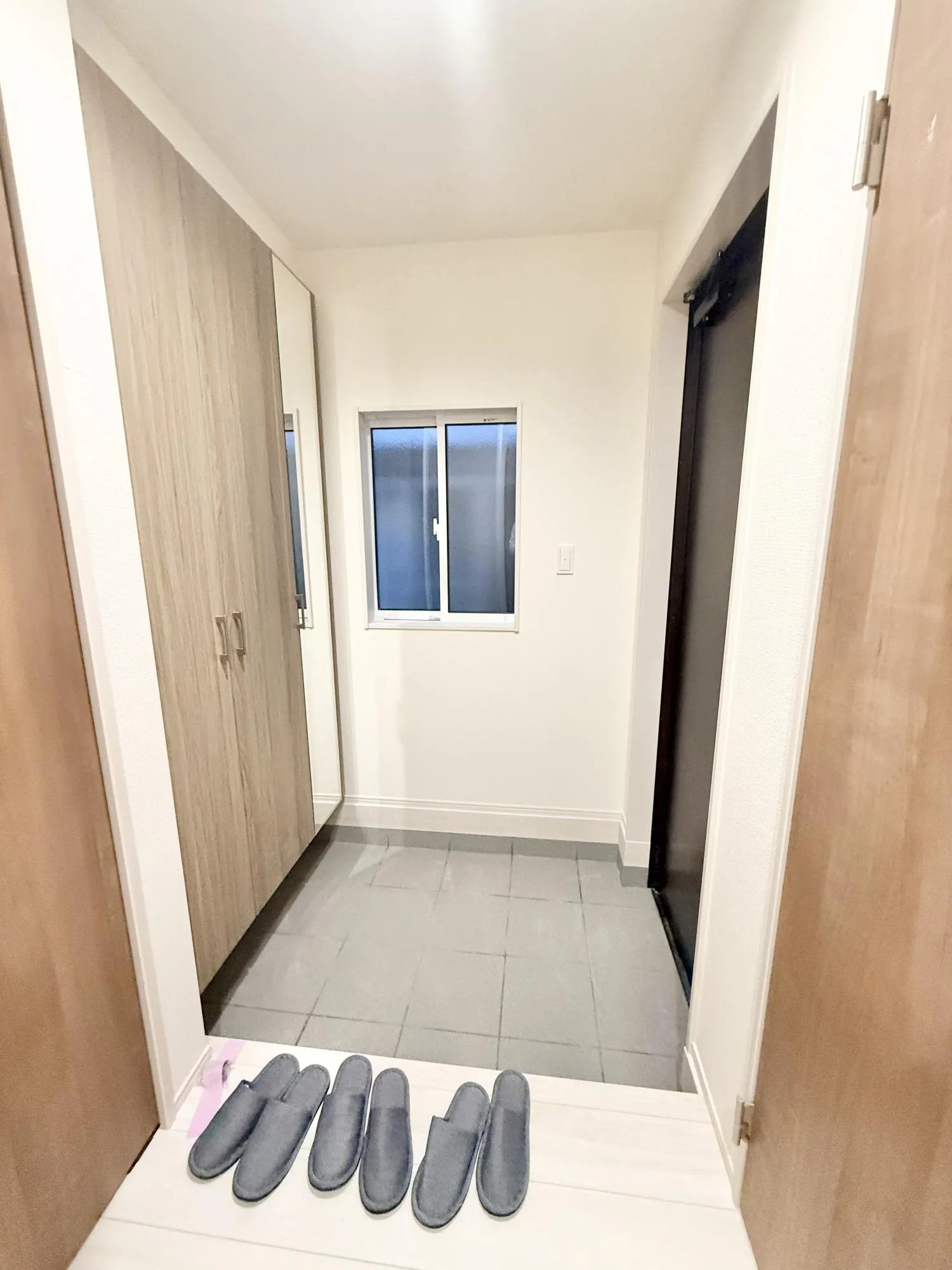 玄関の下駄箱には大きな鏡があります。お出かけ前のチェックに役立ちます。