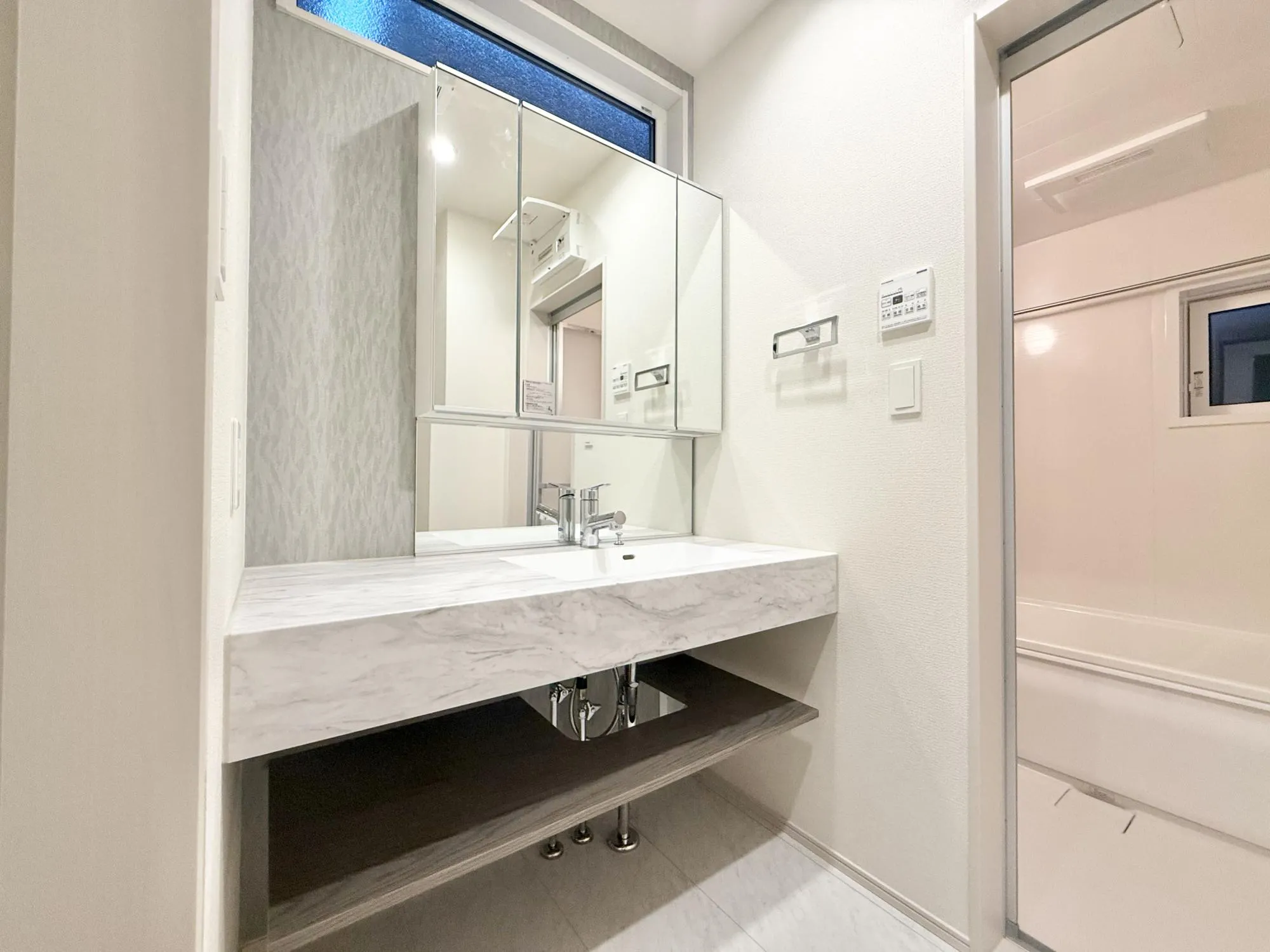 3面鏡仕様の洗面化粧台。鏡の裏にも収納がございますので、歯ブラシや化粧品などの小物類もすっきり収納できます