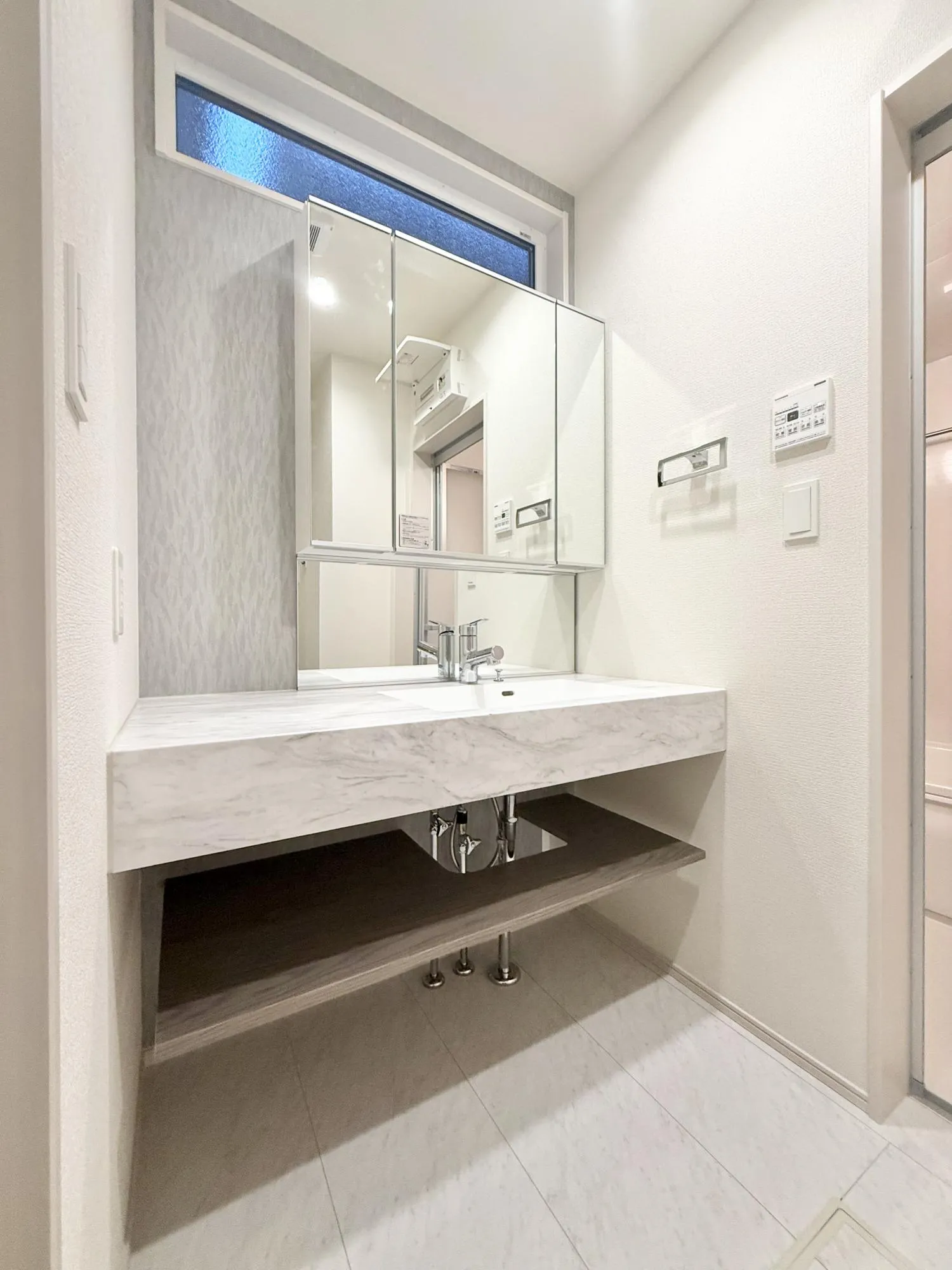 3面鏡仕様の洗面化粧台。鏡の裏にも収納がございますので、歯ブラシや化粧品などの小物類もすっきり収納できます