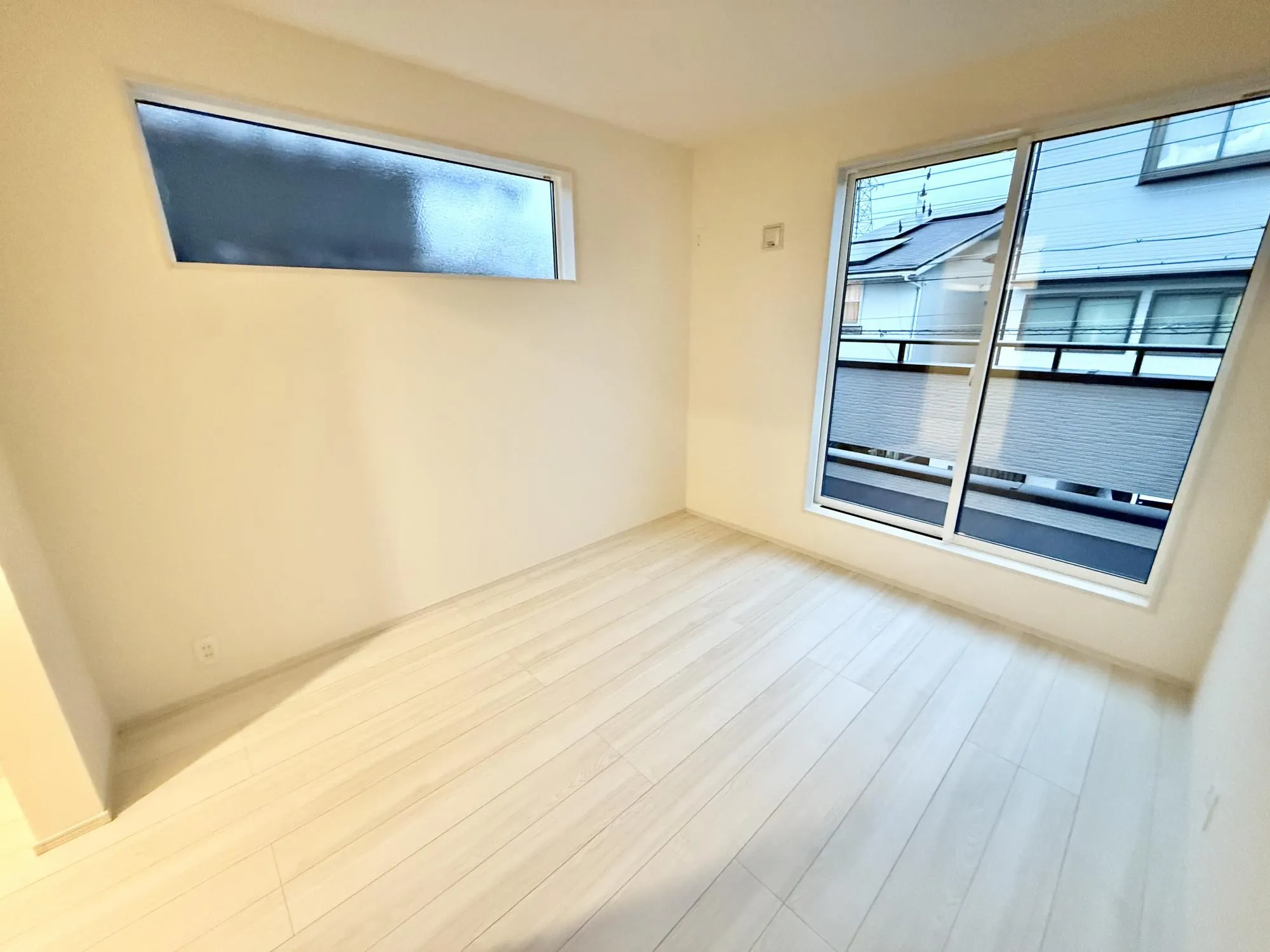 太陽の日差しがしっかり入る洋室では、無駄がなく、レイアウトしやすい空間づくりになっております♪家具の配置がしやしすいのもポイントです♪