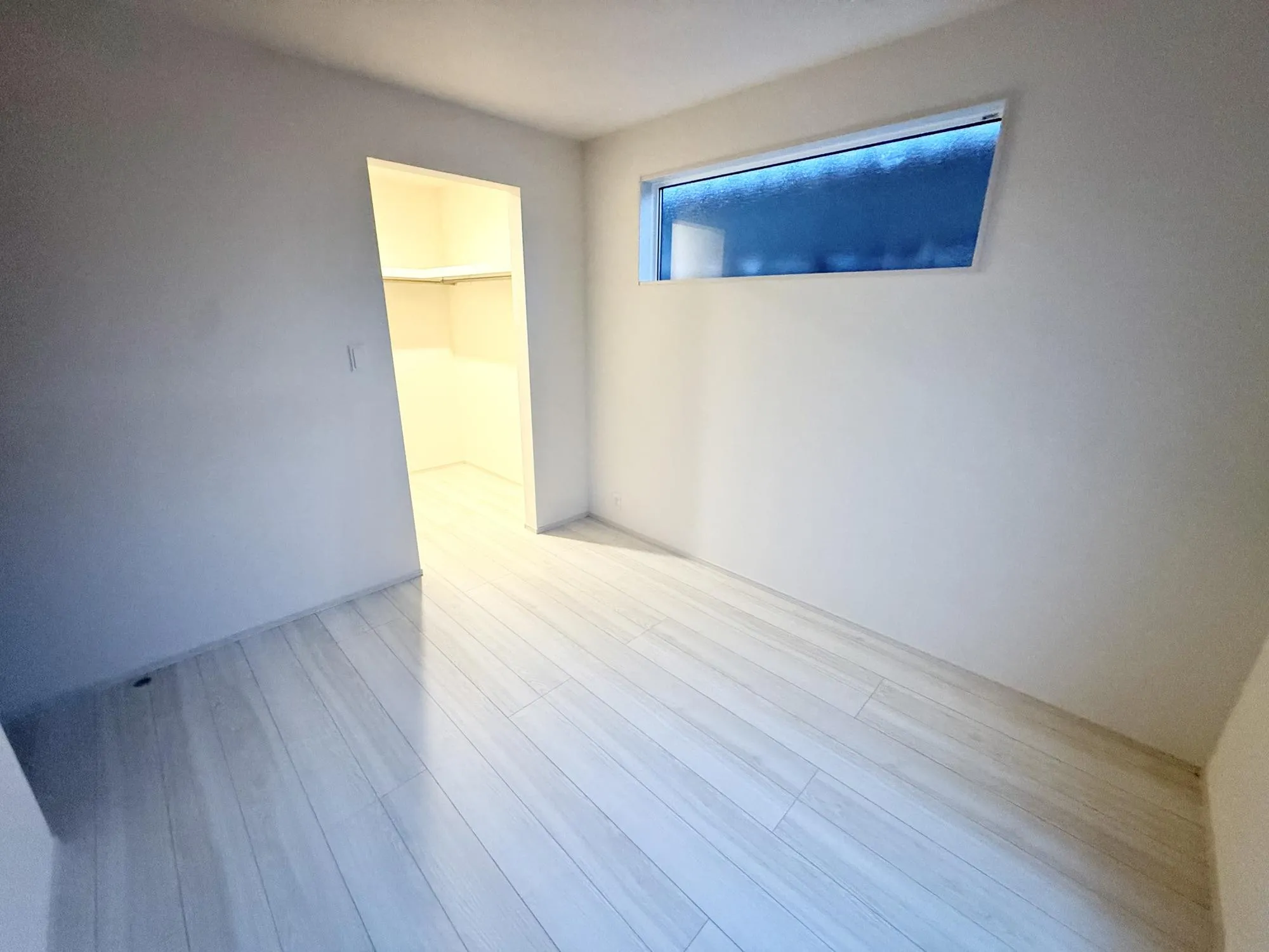 太陽の日差しがしっかり入る洋室では、無駄がなく、レイアウトしやすい空間づくりになっております♪家具の配置がしやしすいのもポイントです♪