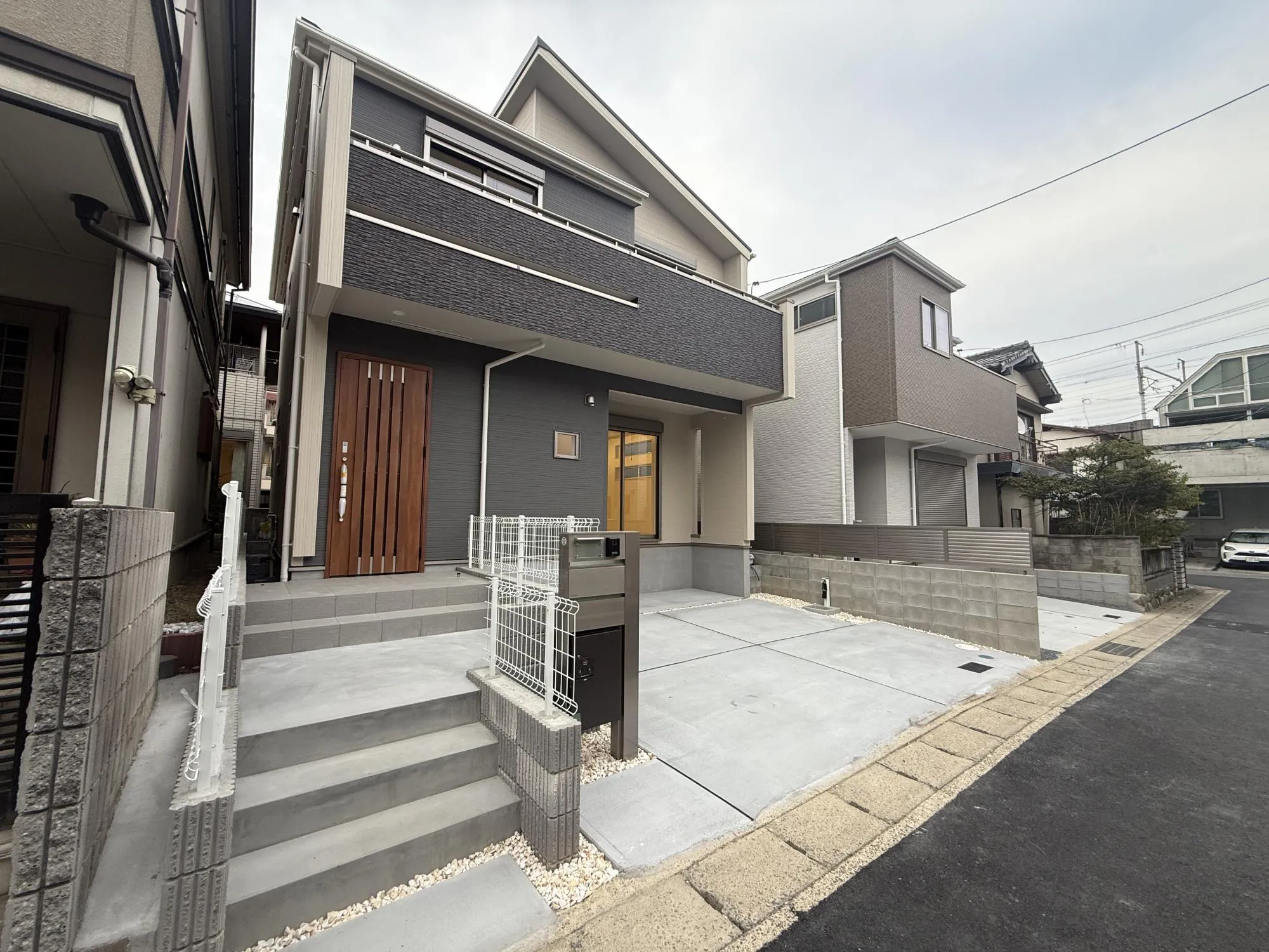 落ち着きのあるシンプルで飽きのこないおしゃれな外観。