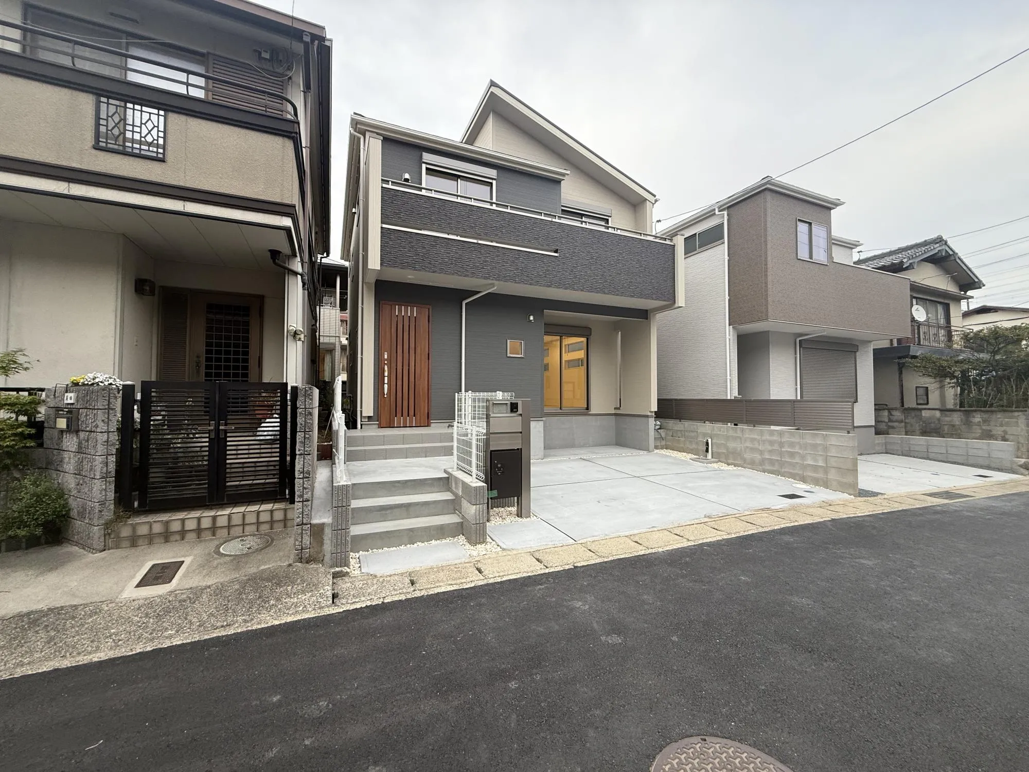 落ち着きのあるシンプルで飽きのこないおしゃれな外観。