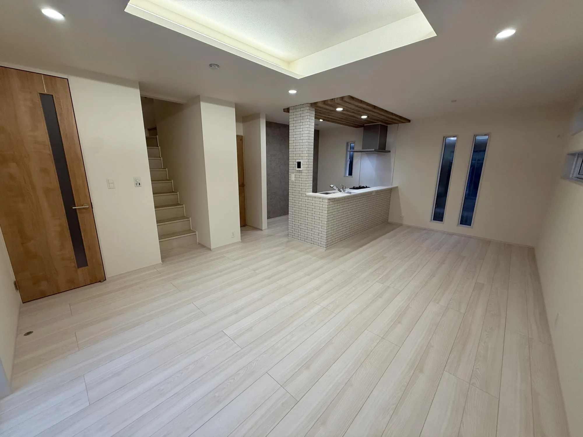 折り上げ天井が醸し出す癒しの空間。大きな窓が並び、日差しが降り注ぐ明るいLDKです。
家族の笑顔が自然と生まれてくる、そんな雰囲気のリビングに仕上がっています♪