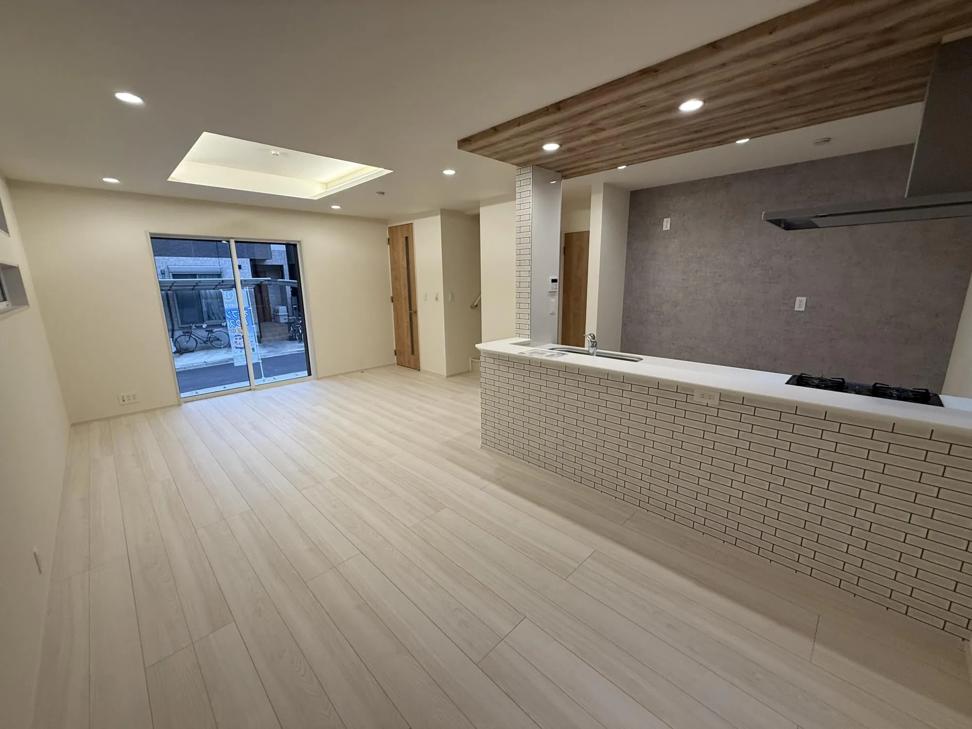 折り上げ天井が醸し出す癒しの空間。大きな窓が並び、日差しが降り注ぐ明るいLDKです。
家族の笑顔が自然と生まれてくる、そんな雰囲気のリビングに仕上がっています♪