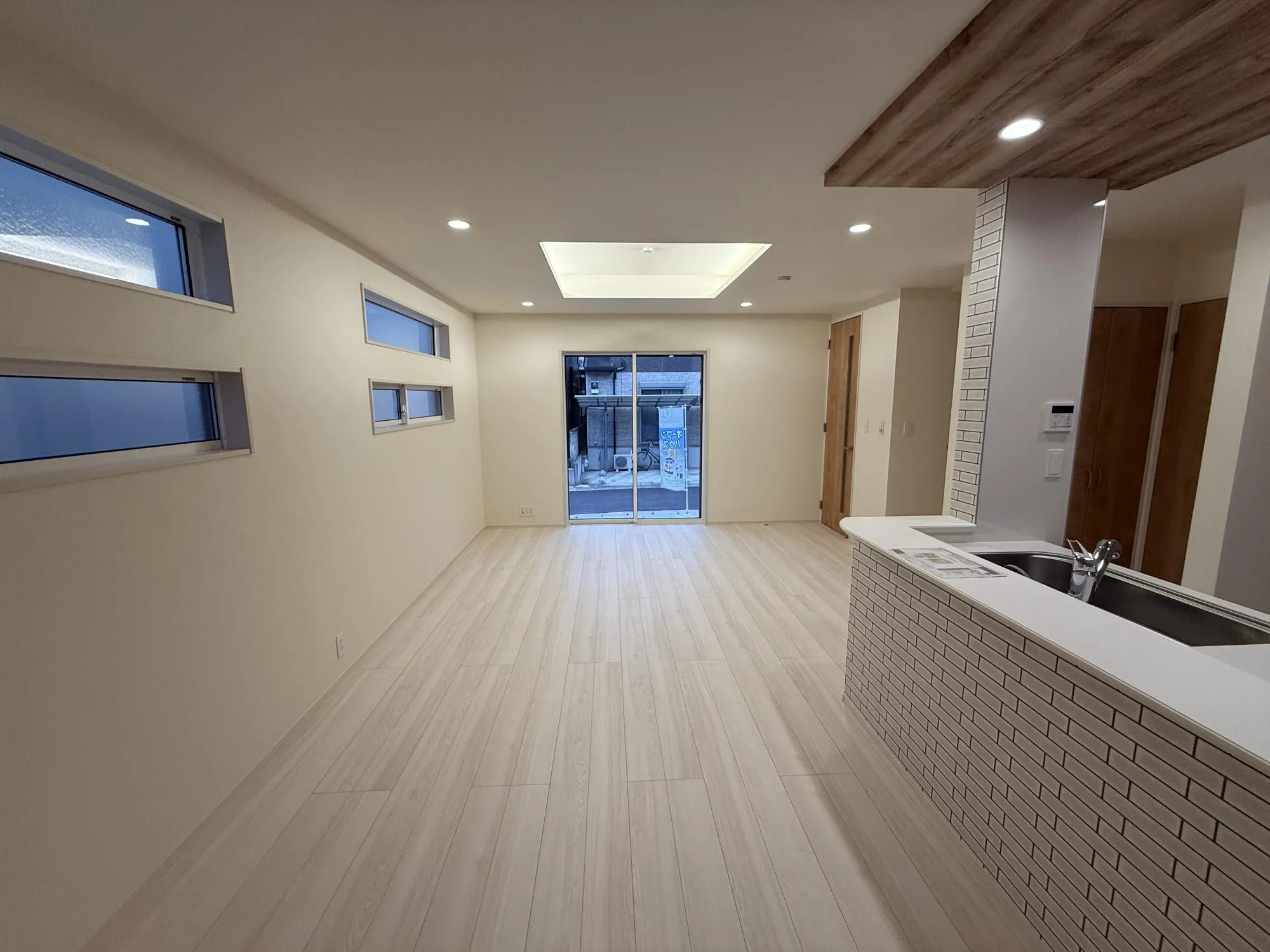 シンプルなデザインで、家具も合わせやすく、色んな模様替えも楽しめます。