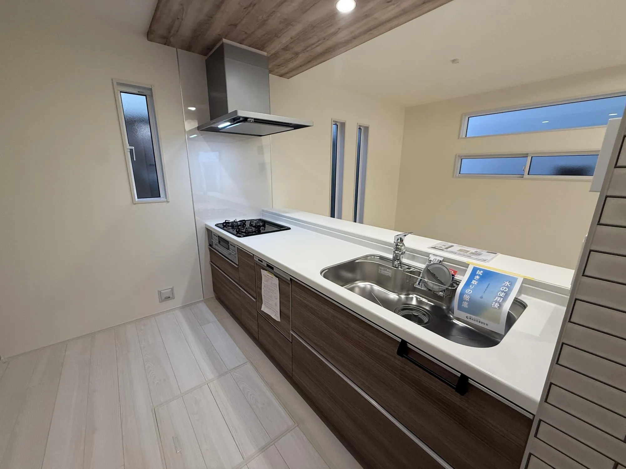 浄水器付きでいつでもおいしい水を手軽に使えます。3口コンロでお料理の効率もアップするのではないでしょうか?