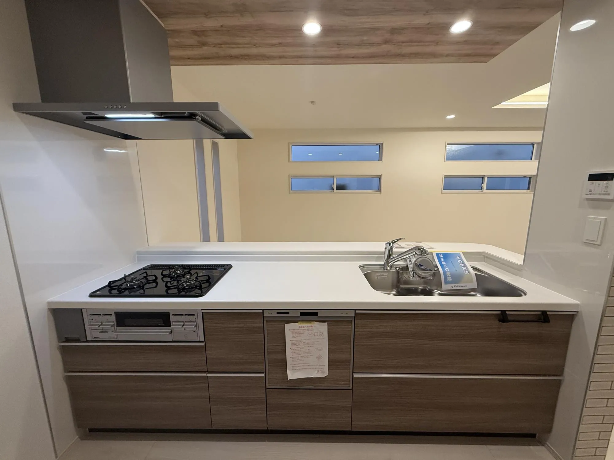 収納豊富な広々明るい対面システムキッチン☆家事もはかどる広々したキッチンです♪