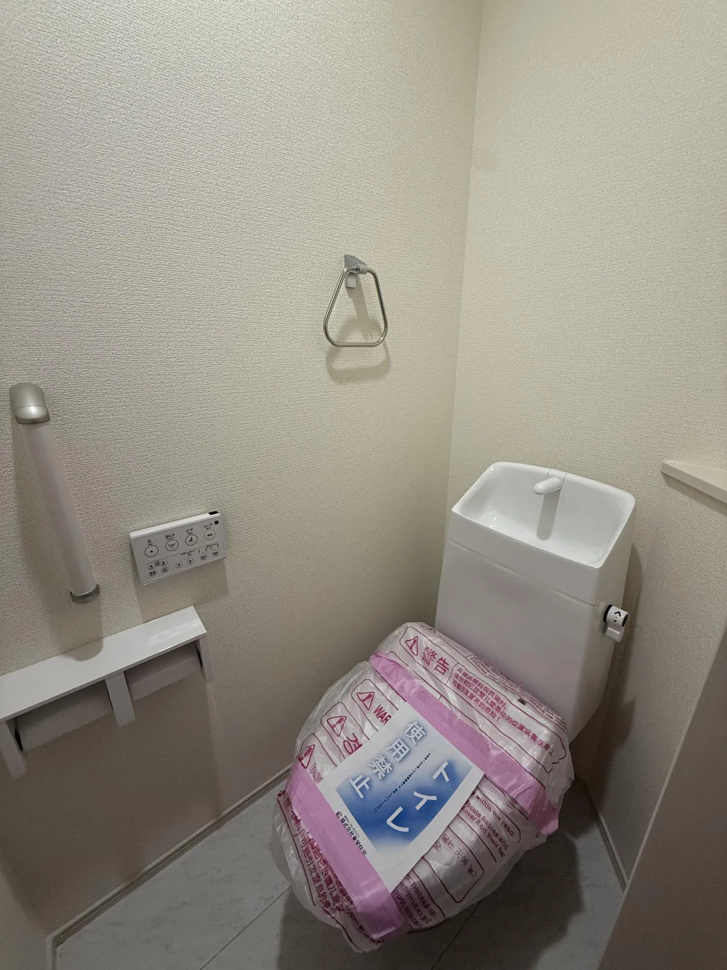 2か所トイレがあるので、人数が多いご家庭や来客時にも嬉しいですね。汚れが付きにくく、オート便器洗浄でお手入れもらくらくです。