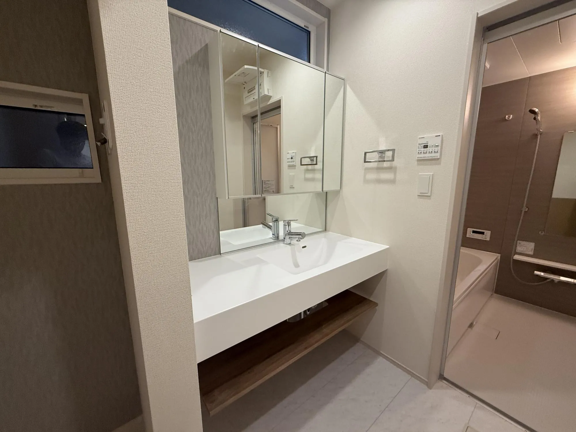 3面鏡仕様の洗面化粧台。鏡の裏にも収納がございますので、歯ブラシや化粧品などの小物類もすっきり収納できます