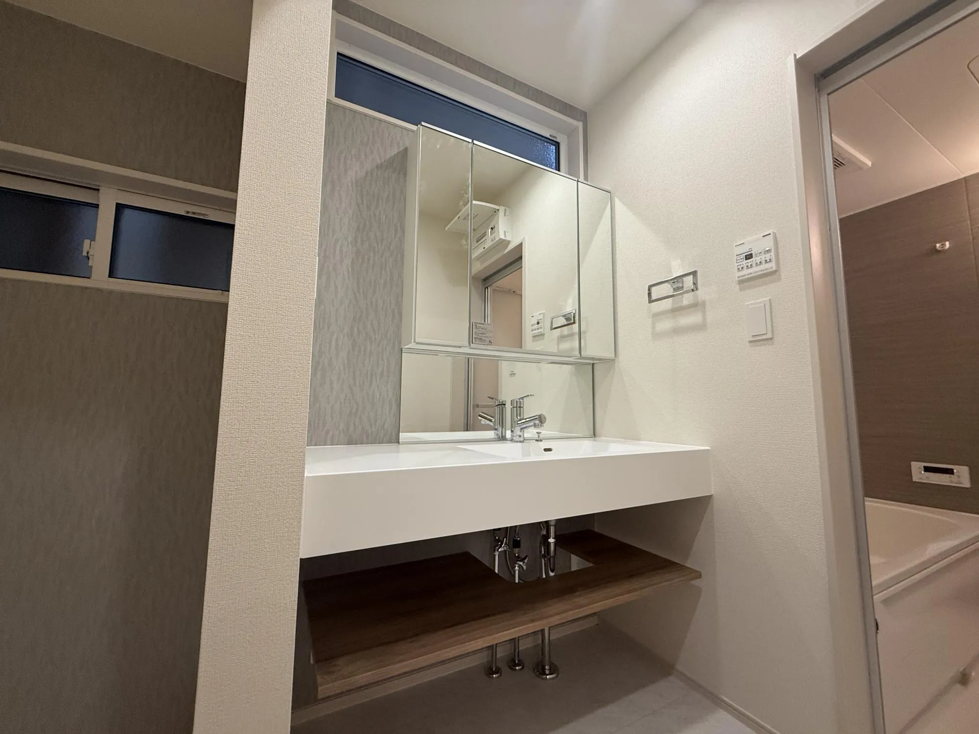 3面鏡仕様の洗面化粧台。鏡の裏にも収納がございますので、歯ブラシや化粧品などの小物類もすっきり収納できます