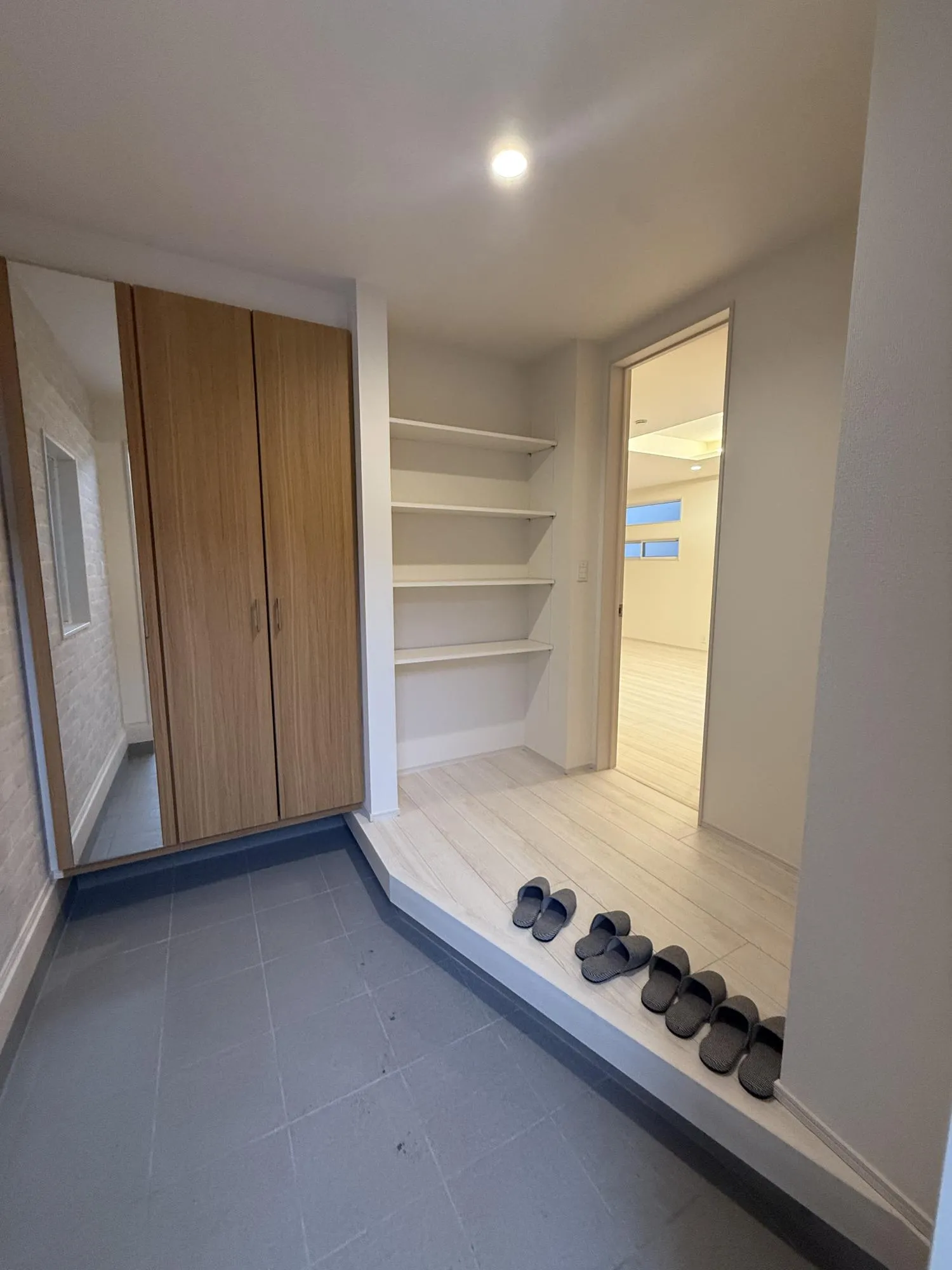 明るくて広々とした玄関ホール　大型のシューズボックスを備えているので、散らかりがちな玄関もすっきりと片付きます