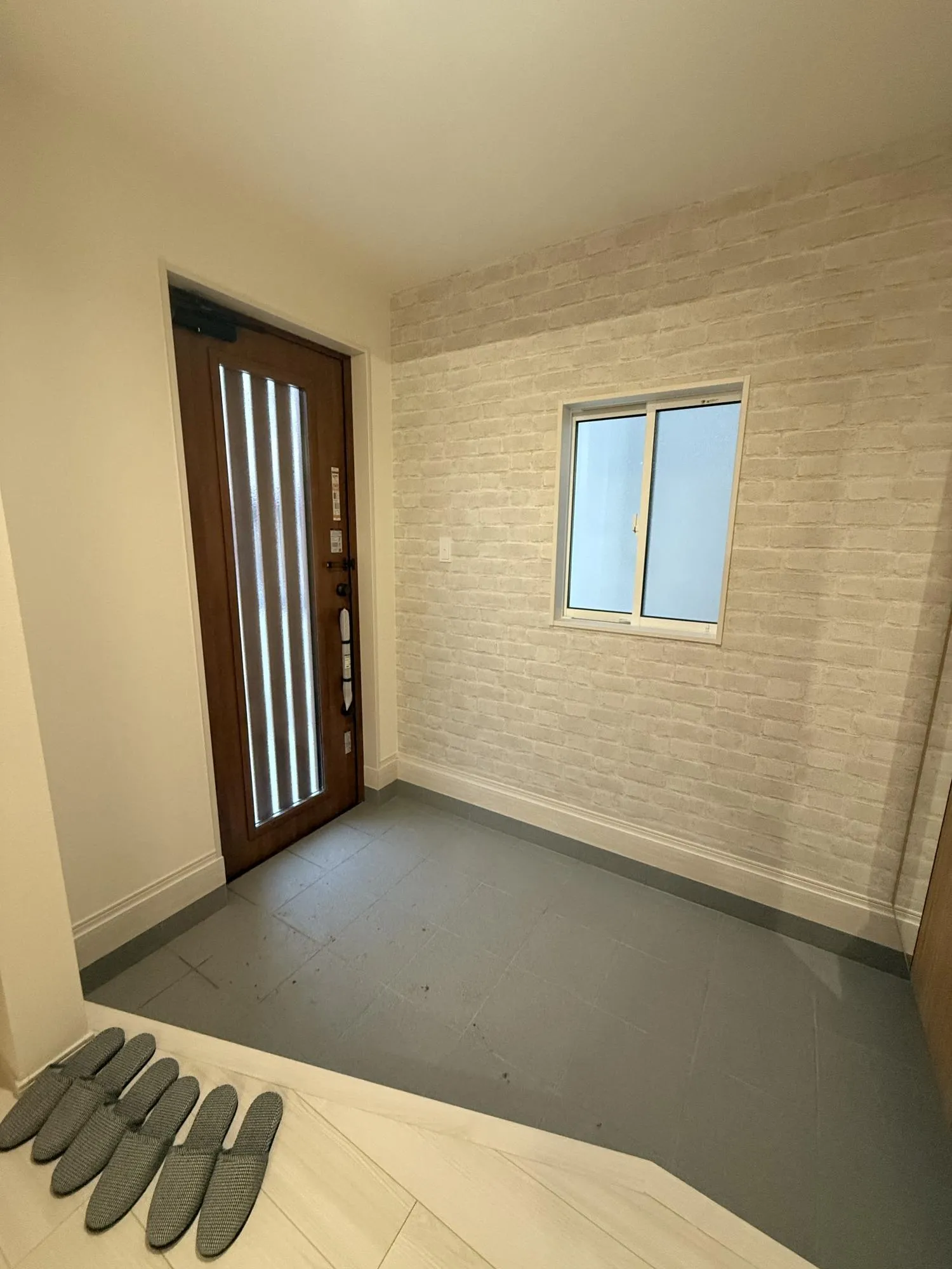 明るくて広々とした玄関ホール　大型のシューズボックスを備えているので、散らかりがちな玄関もすっきりと片付きます