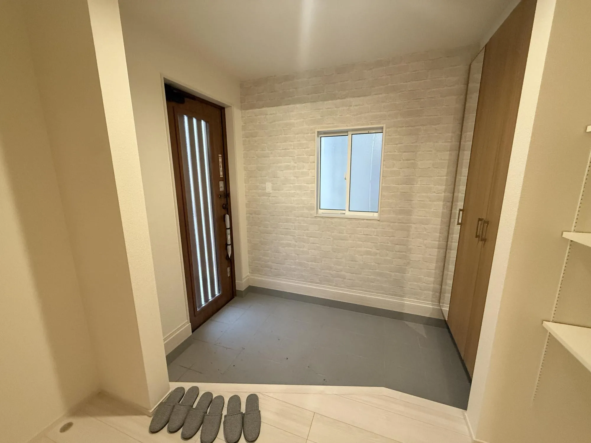 明るくて広々とした玄関ホール　大型のシューズボックスを備えているので、散らかりがちな玄関もすっきりと片付きます