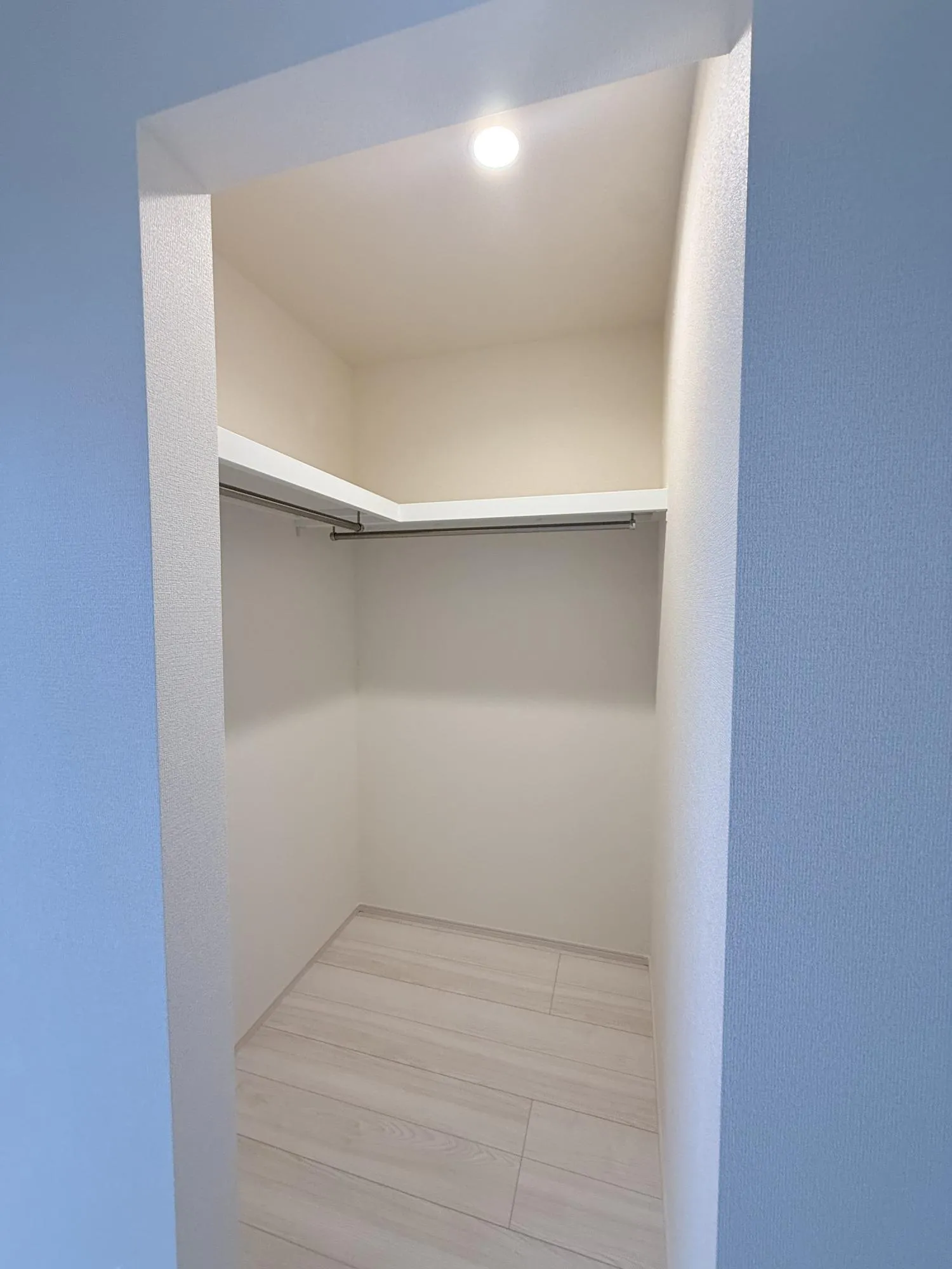 大容量のウォークインクローゼット!!お洒落ママさんの沢山の洋服もこれで安心!