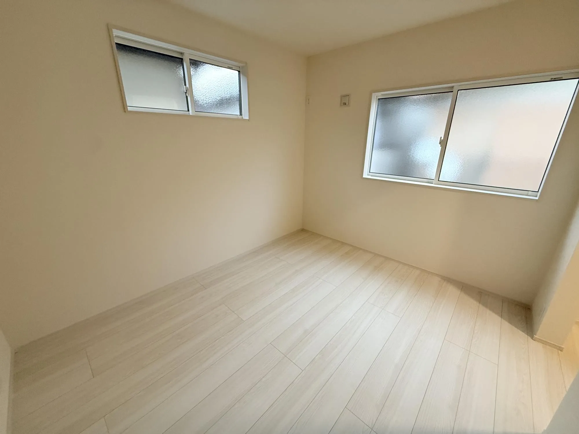 全居室に2面採光を施した為、晴れの日の日中はいつも明るい室内に。窓を開放すれば気持ちの良い風が入り込んできます