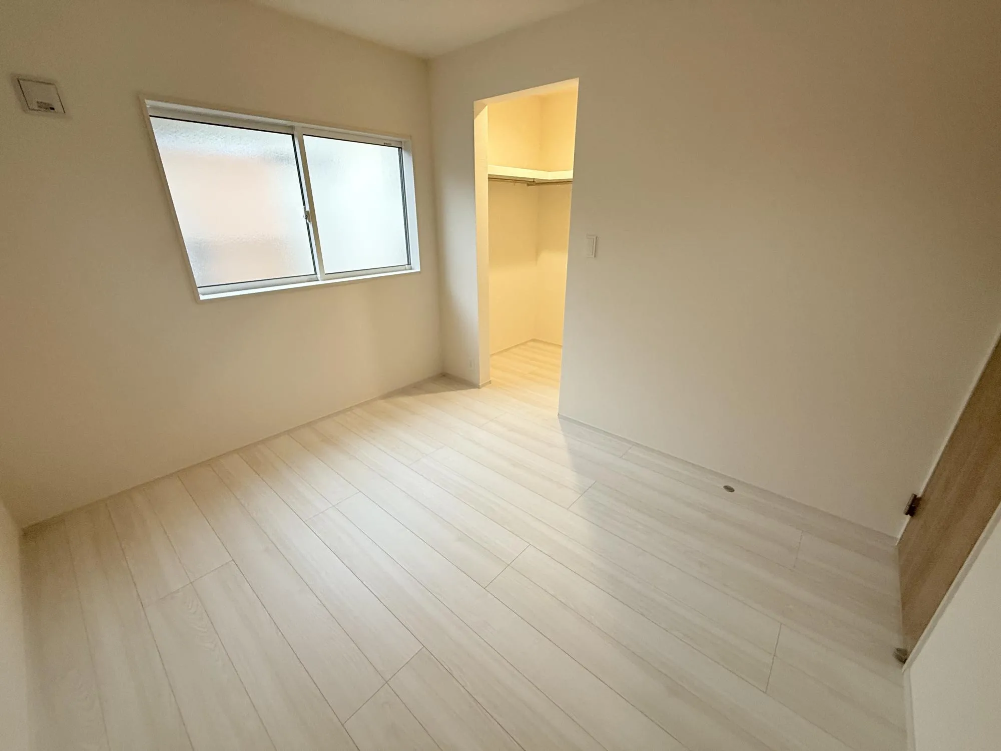 全居室に2面採光を施した為、晴れの日の日中はいつも明るい室内に。窓を開放すれば気持ちの良い風が入り込んできます