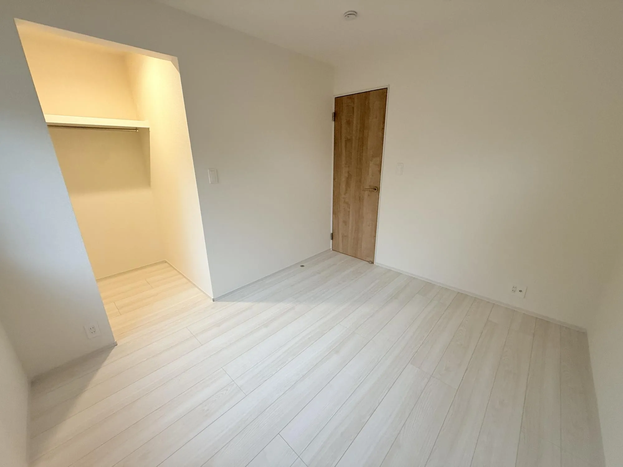 洋室にはウォークインクローゼットがあり、荷物の多い方でも安心ですね♪