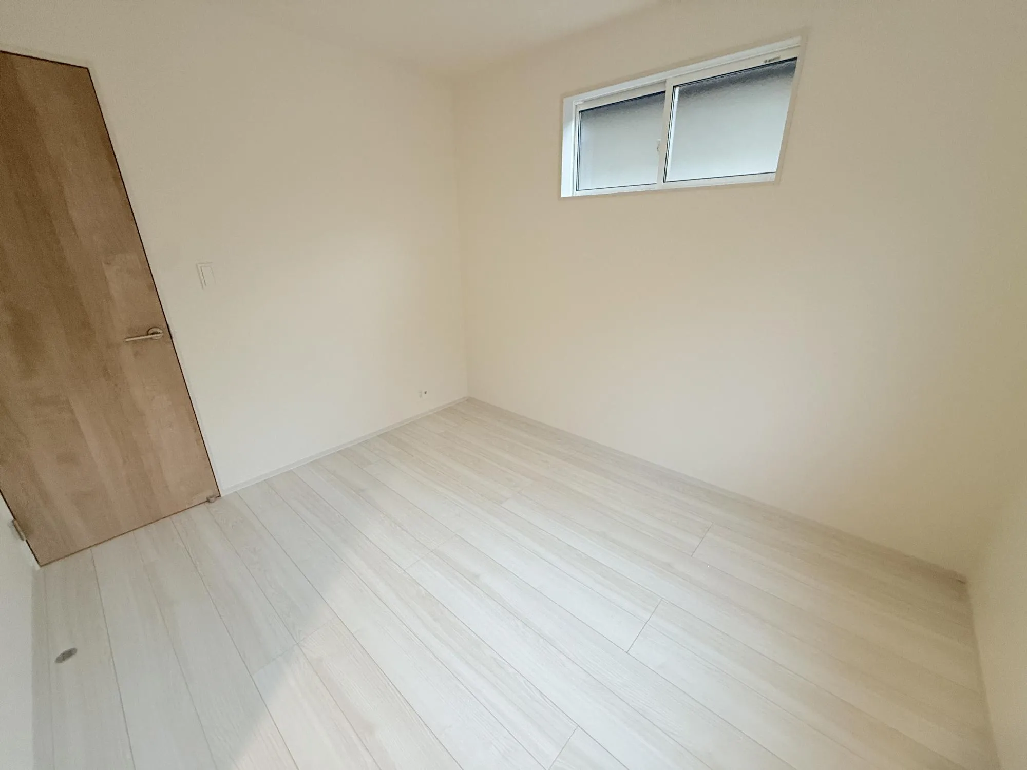 洋室にはウォークインクローゼットがあり、荷物の多い方でも安心ですね♪