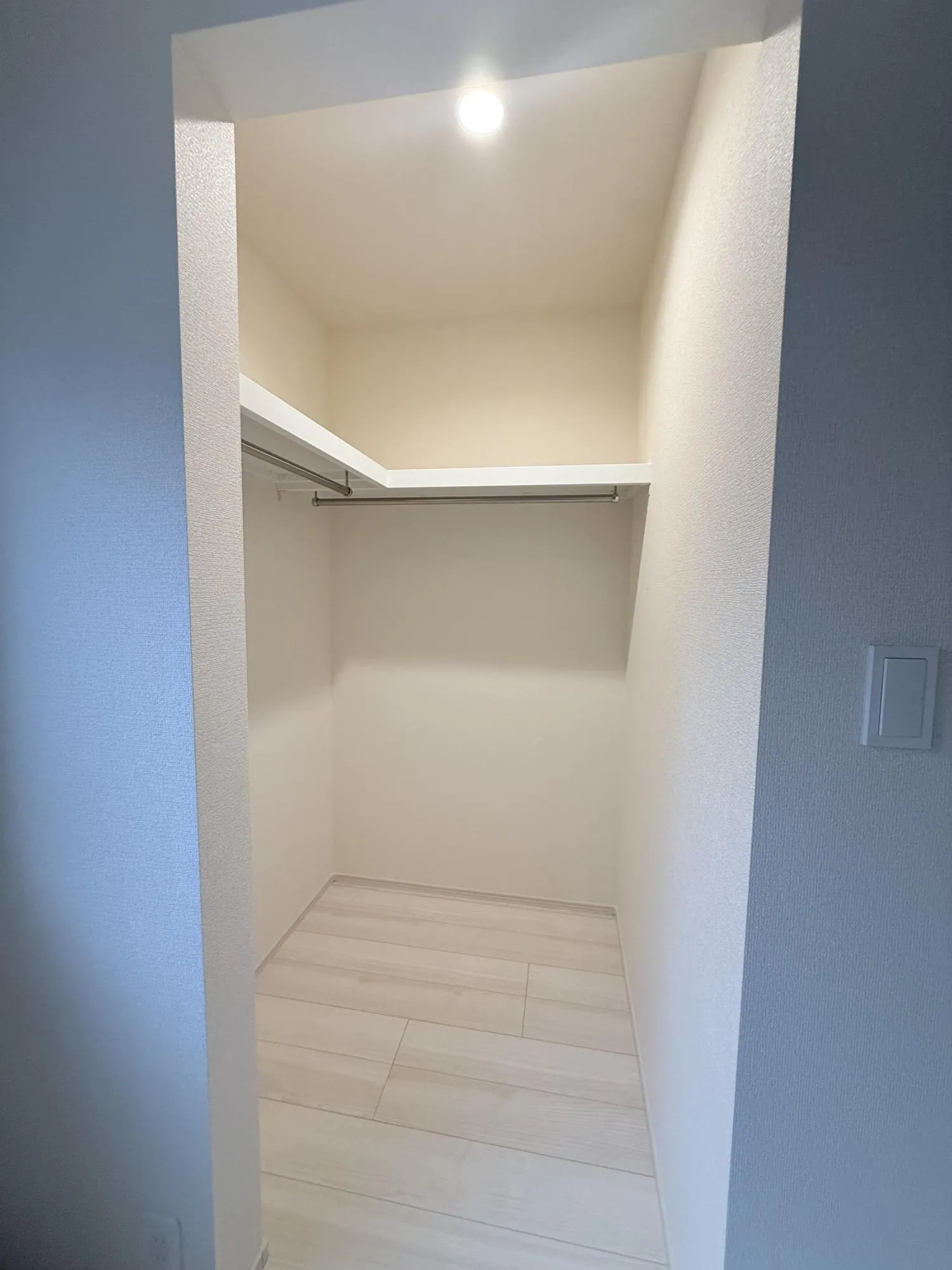 大容量のウォークインクローゼット!!お洒落ママさんの沢山の洋服もこれで安心!