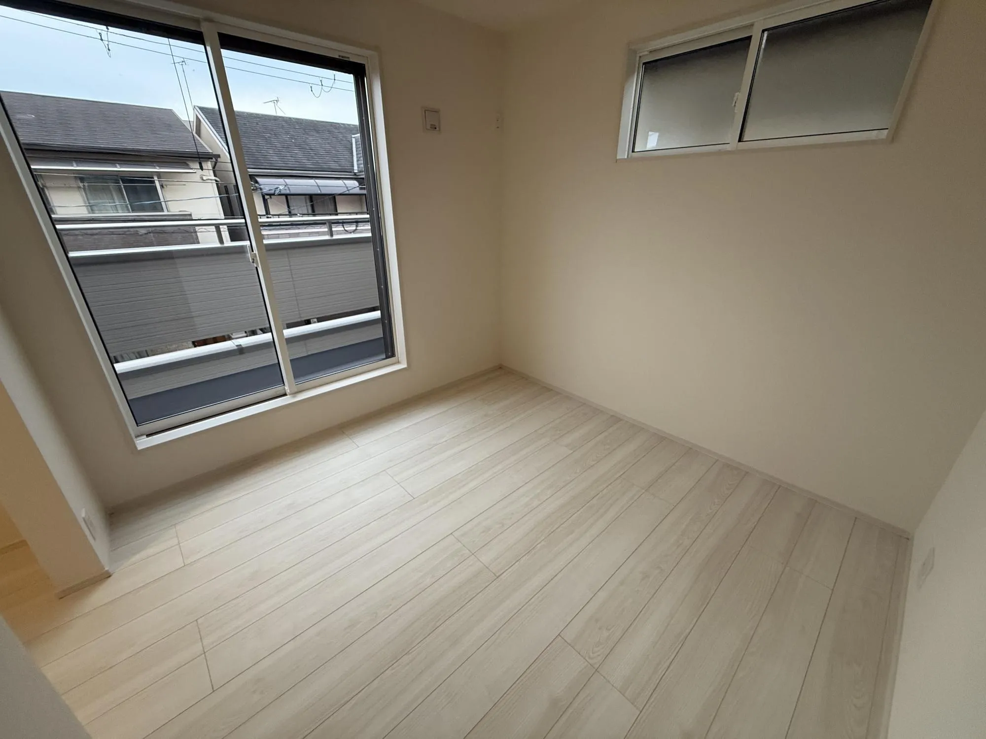 太陽の日差しがしっかり入る洋室では、無駄がなく、レイアウトしやすい空間づくりになっております♪家具の配置がしやしすいのもポイントです♪