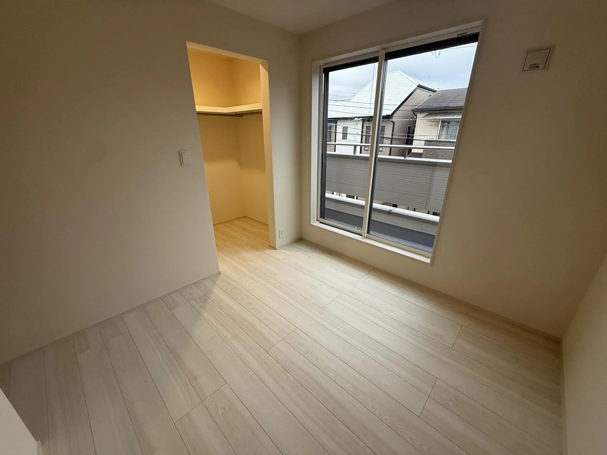 太陽の日差しがしっかり入る洋室では、無駄がなく、レイアウトしやすい空間づくりになっております♪家具の配置がしやしすいのもポイントです♪