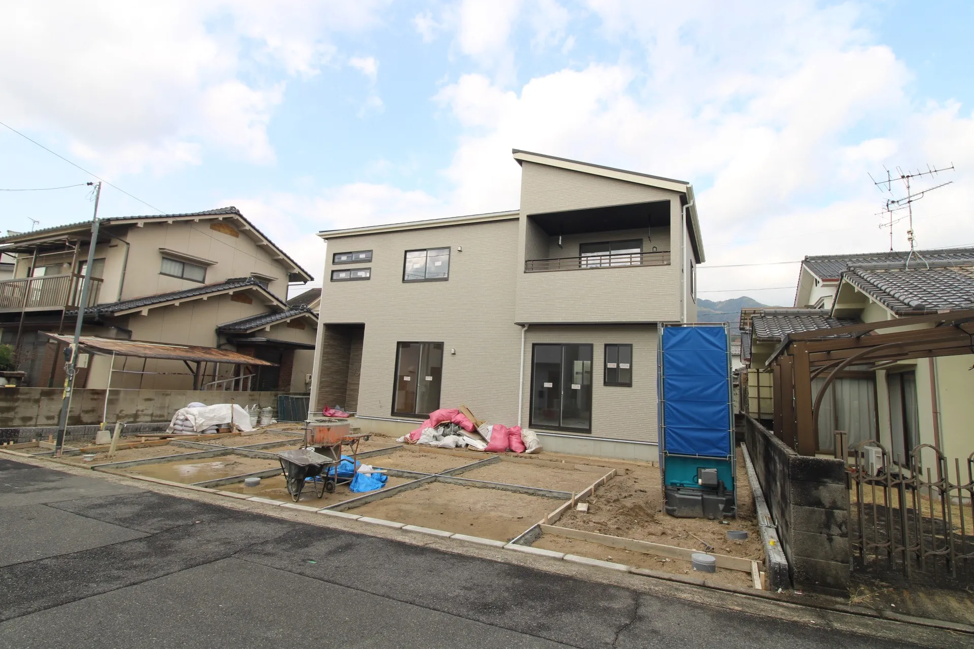 前面道路から見た外観