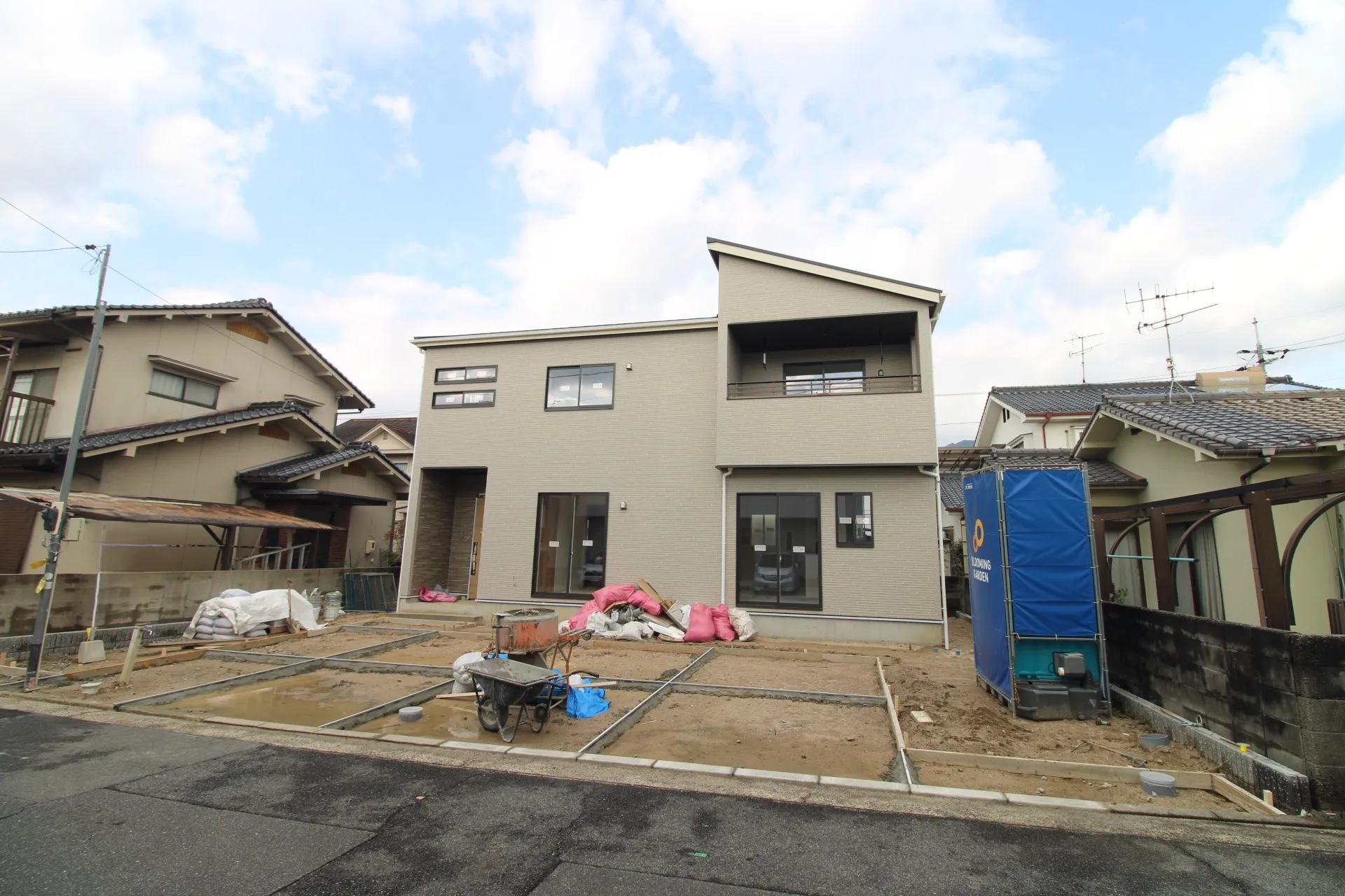 前面道路から見た外観