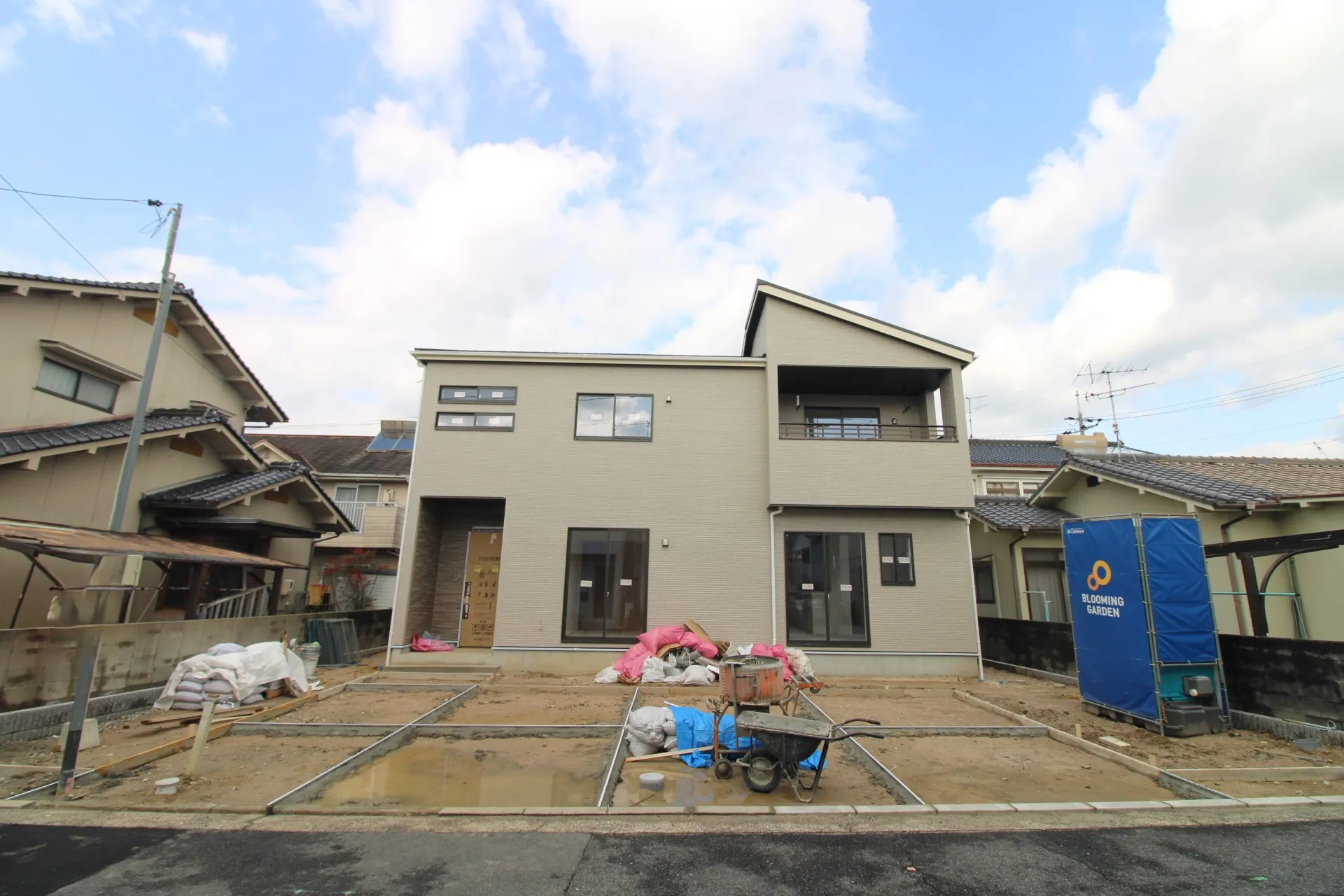 前面道路から見た外観