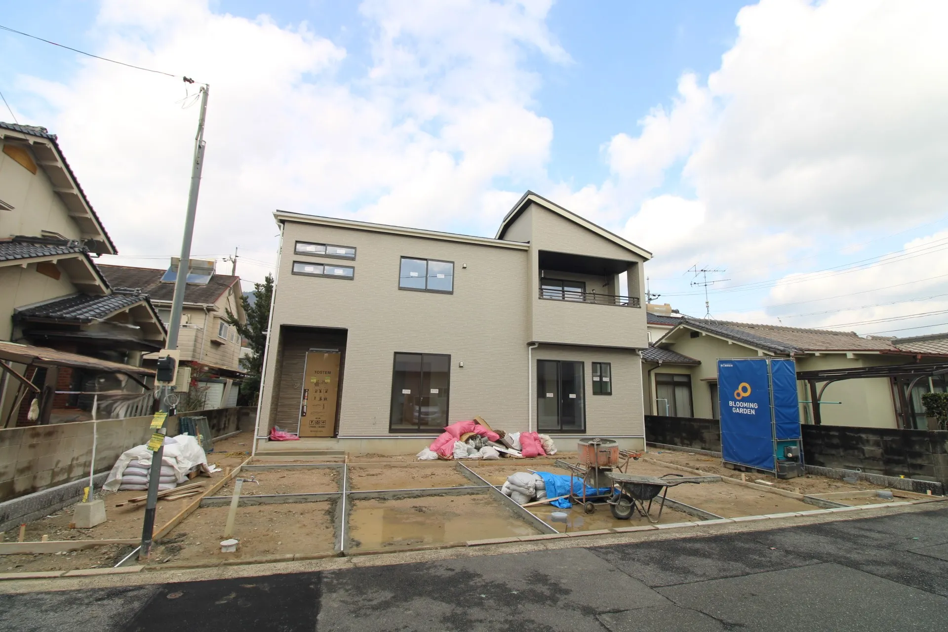 前面道路から見た外観