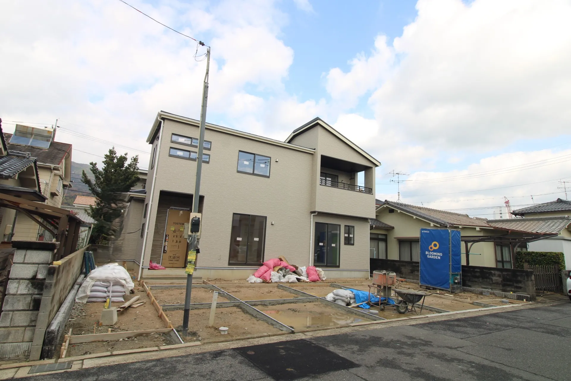 前面道路から見た外観