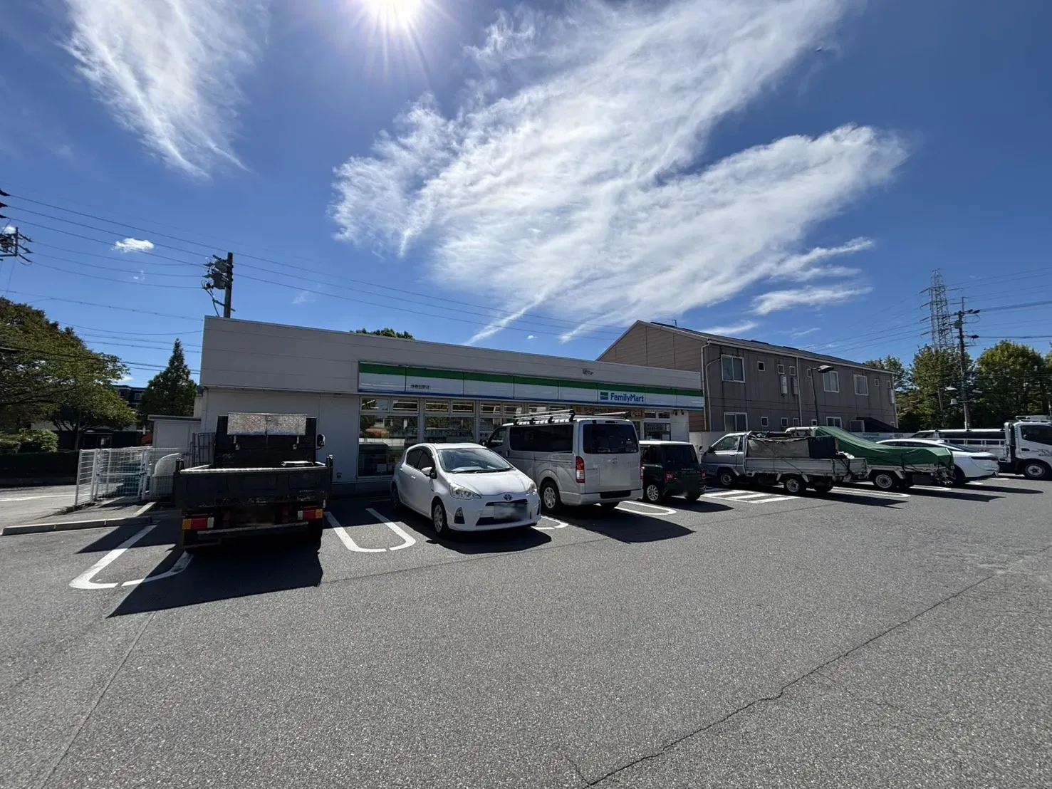 ファミリーマート港春田野店