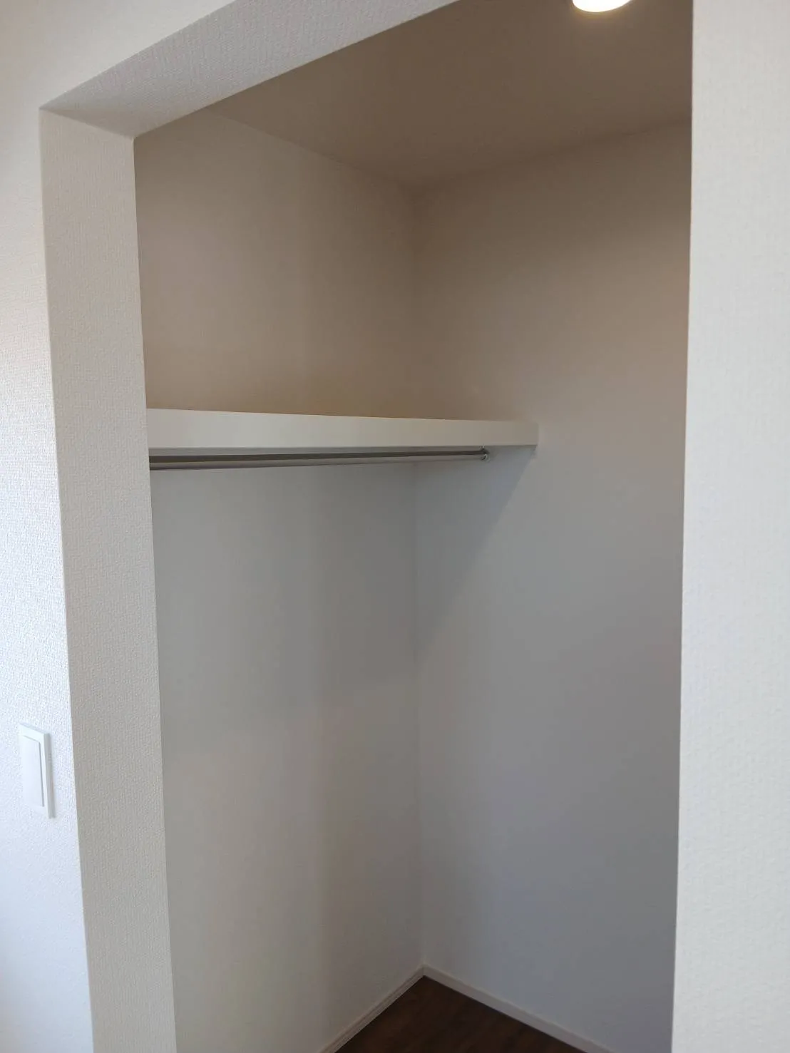 【8.0帖洋室WIC】衣類やバッグ、季節の家電まですっきり収納できる大容量のウォークインクローゼット。収納場所を一か所にまとめることで探す手間も減り、家全体が片付きます。