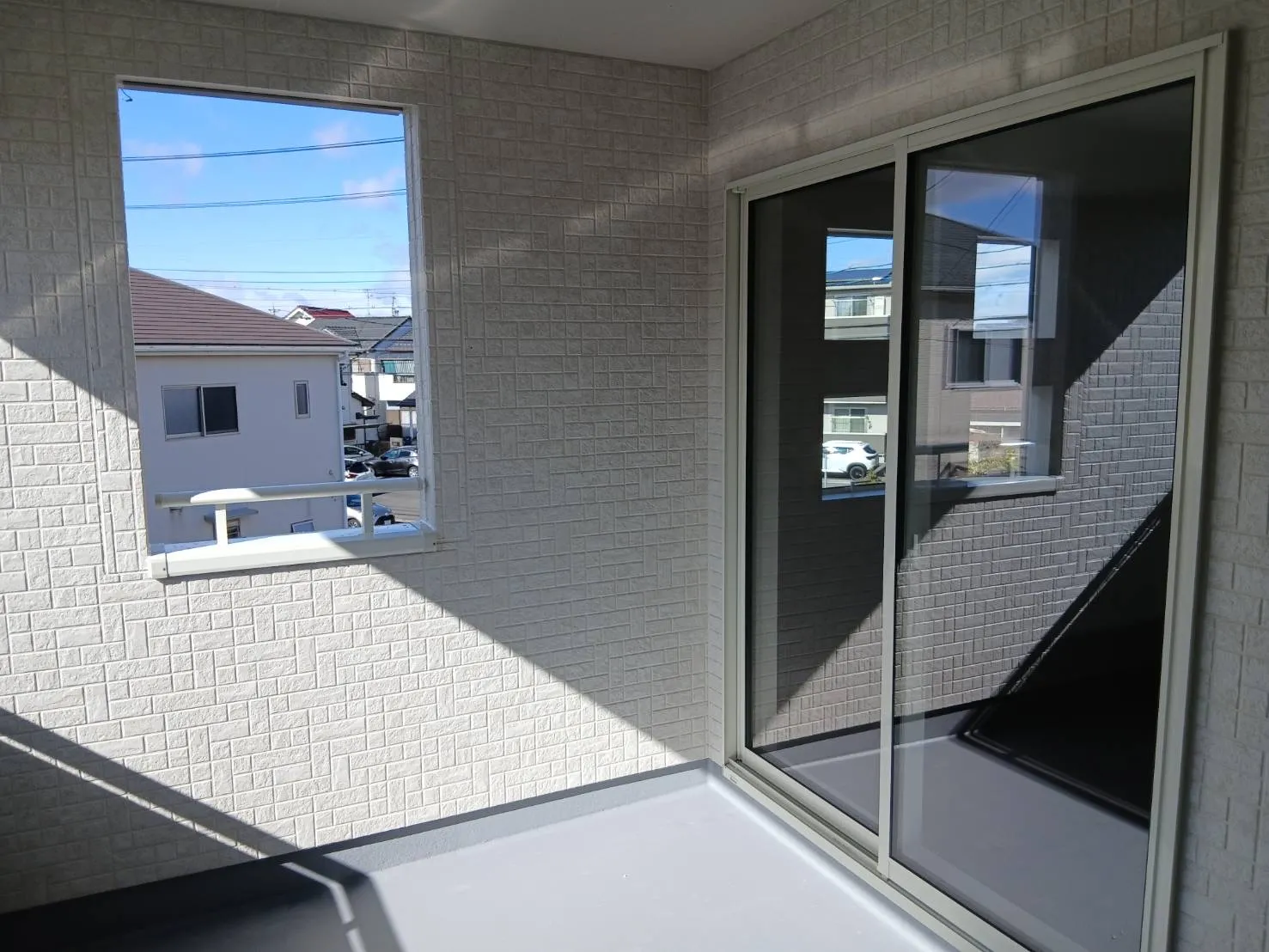 【バルコニー】2つの洋室から行き来ができる使い勝手のいいインナーバルコニー。天候に左右されない快適さと、家族みんなが自由に使える多目的スペースが暮らしを豊かにします。