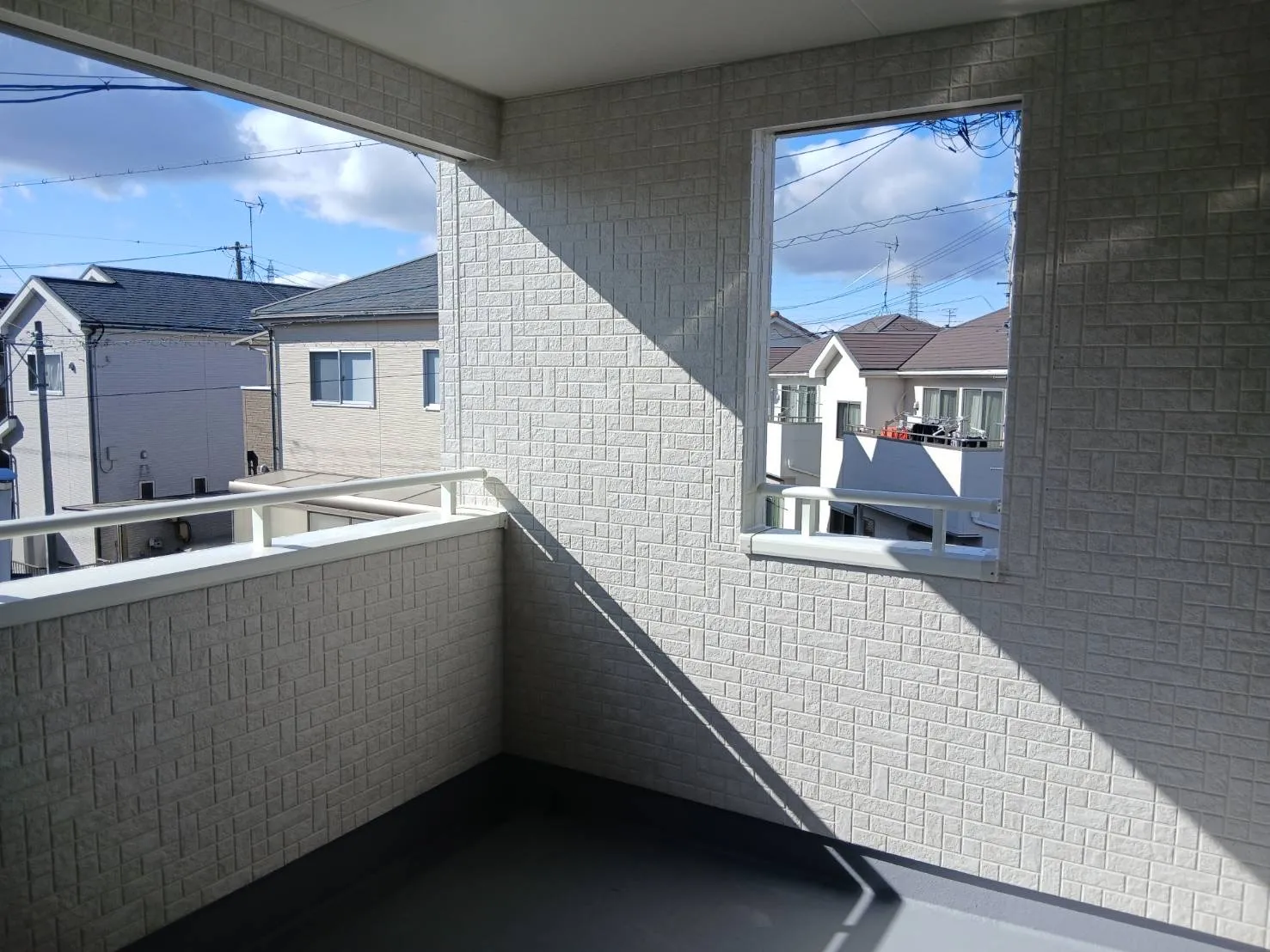 【バルコニー】洗濯物もたくさん干せる奥行奥行きのある広々空間で、上部にはライトを設置。暗い時間の作業もはかどります。