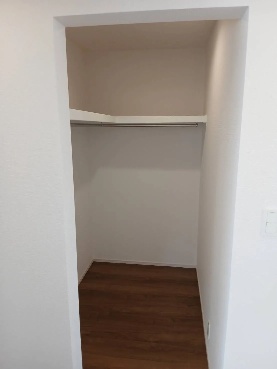 【2階廊下WIC】2階廊下にはハンガーパイプが備わったウォークインクローゼットを採用。家族みんなが使いやすく、生活動線もスムーズに♪