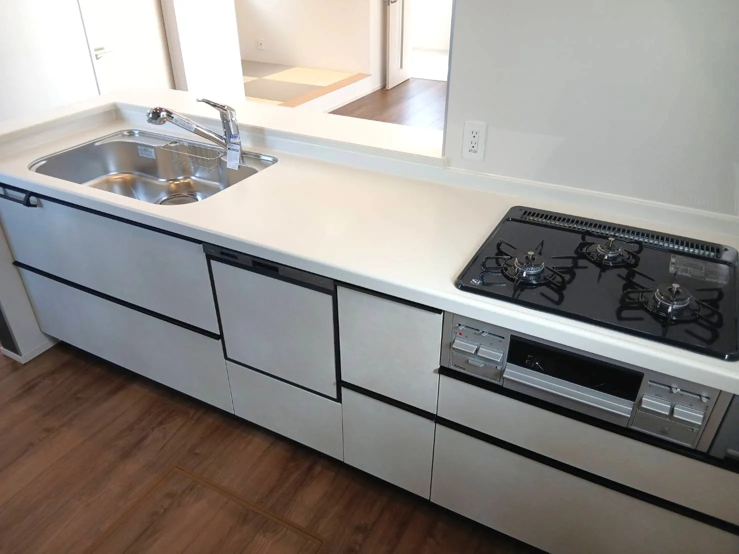 【キッチン】オシャレな人造大理石カウンターを採用。毎日の料理が楽しくなります。