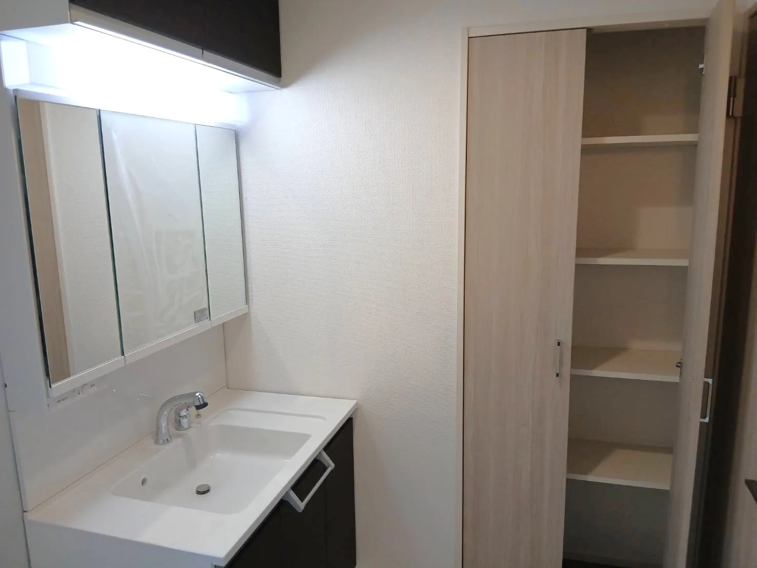 【洗面室収納】洗面室にはタオルや洗剤、日用品をすつきりしまえる収納を採用。可動棚で高さを自由に調整でき、家族のライフスタイルに合わせて
使いやすくカスタマイズできます。