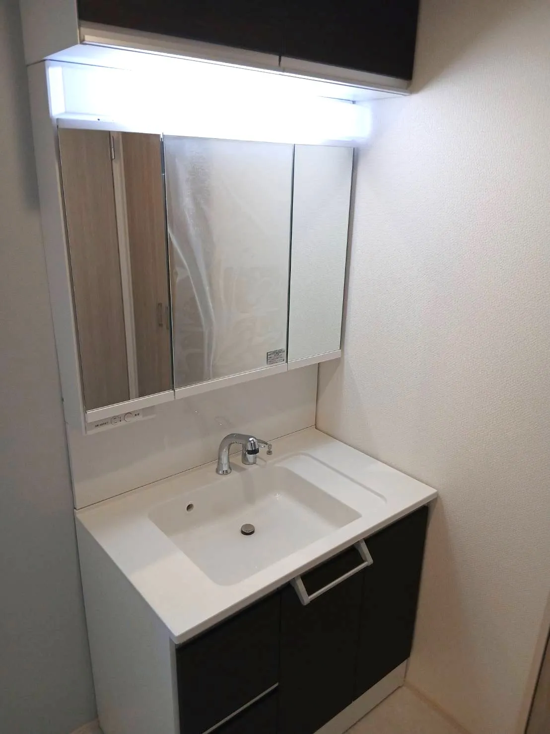 【洗面】三面鏡付の洗面台には、上部吊戸棚と洗面ボウル下、三面鏡の中に収納があります♪