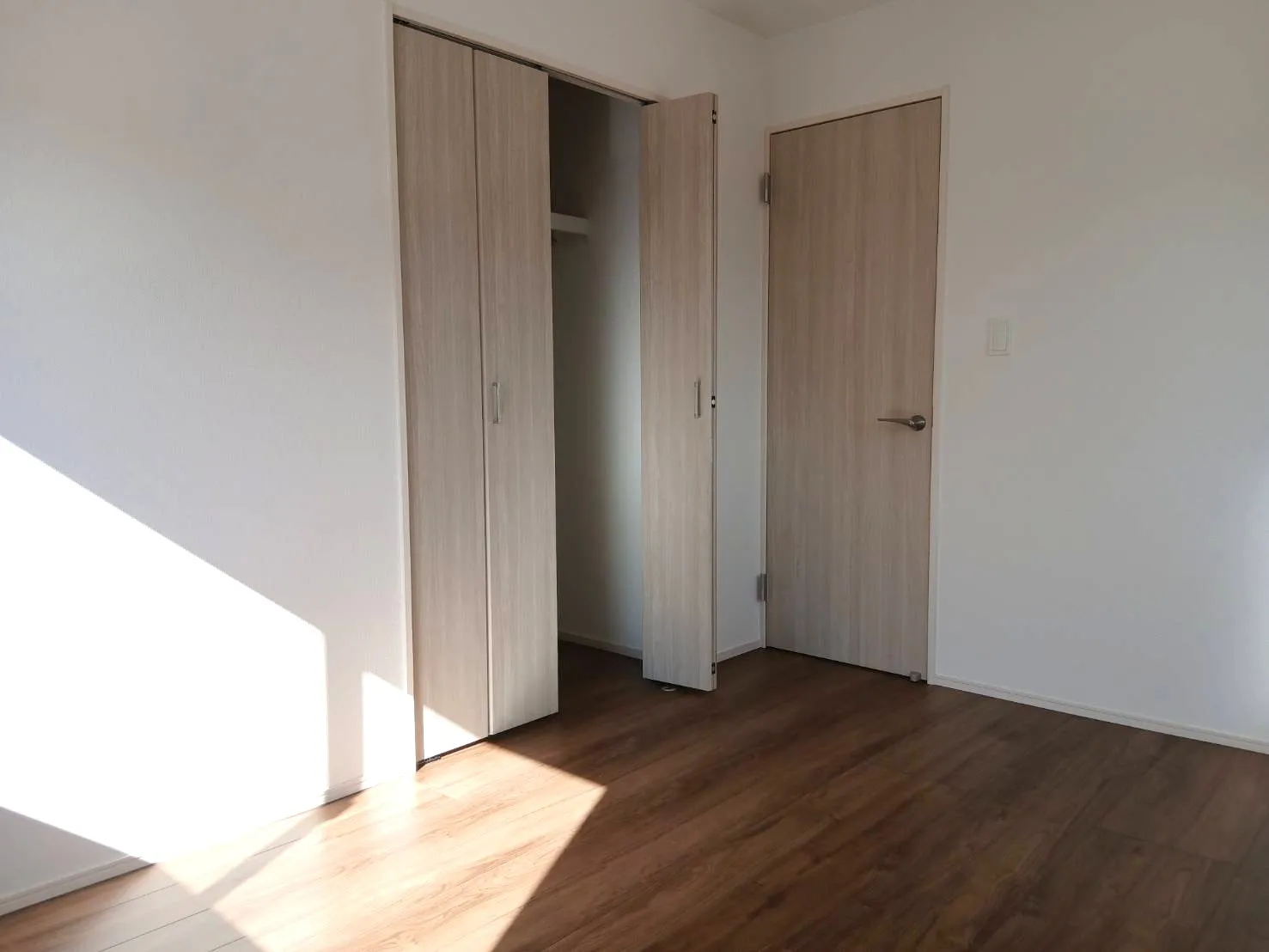 【6.0帖洋室】ベッド・机が無理なく配置でき、成長に合わせて使える子供部屋にちょうどいい広さ。