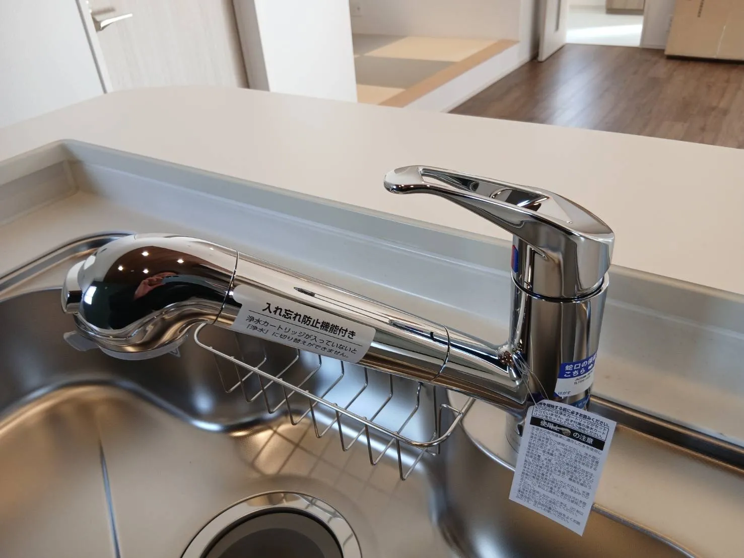 【シンク】ゆとりがあるため中華鍋や寸胴鍋も斜めにせず、そのまま置くことができます。