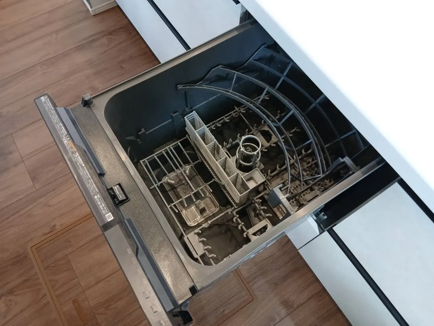 【食洗器】気になる油汚れも簡単にお手入れでき、除菌効果も期待できるので、キッチンをいつも清潔に保てます。